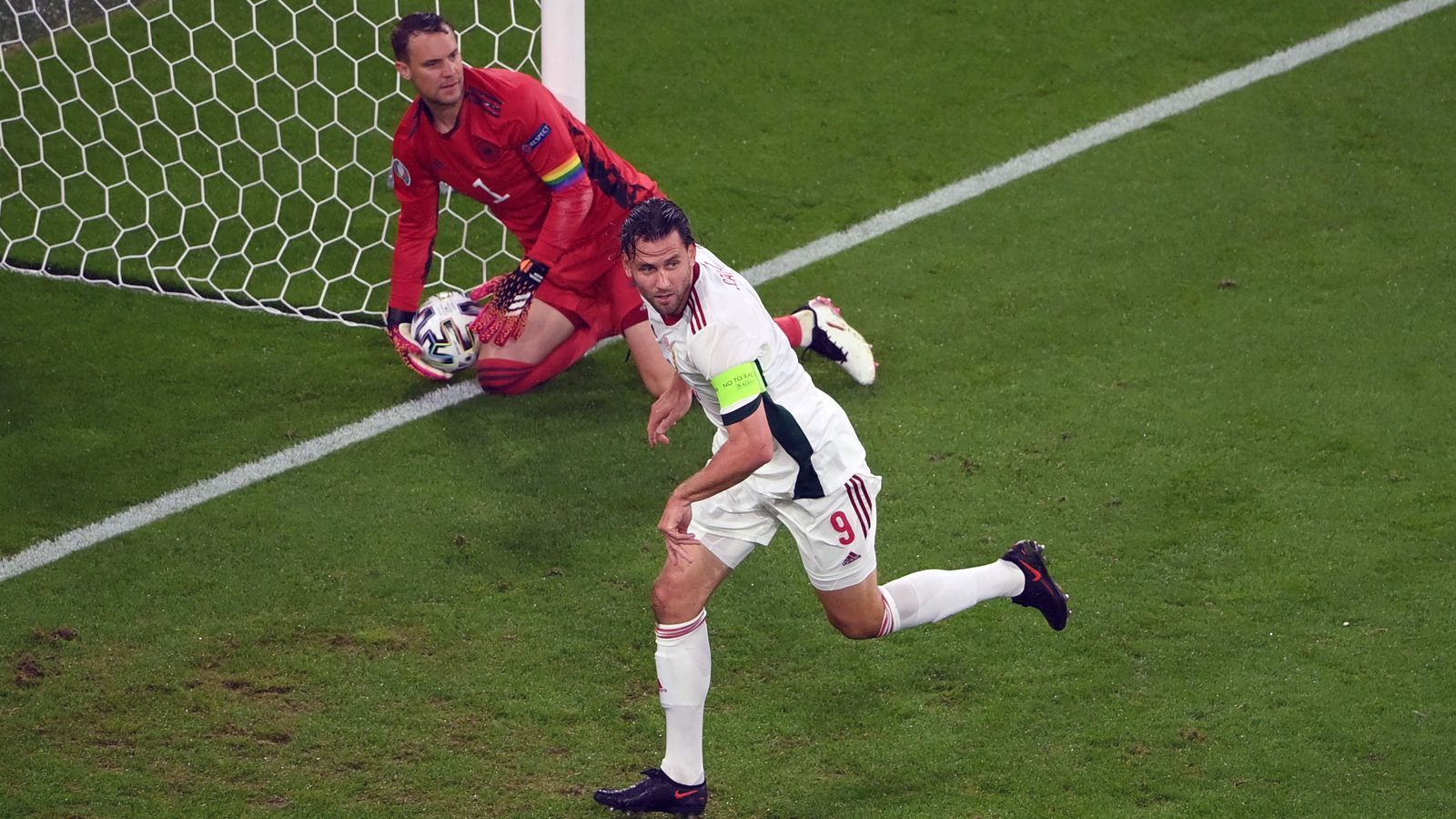 
                <strong>Szalai schockt das DFB-Team</strong><br>
                Nur wenige Minuten nach dem Flitzer-Auftritt ereilte das DFB-Team der nächste Schock. Mainz-Profi Adam Szalai brachte die Ungarn bereits in der elften Minute in Führung.
              