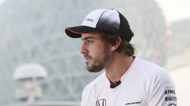 
                <strong>Fernando Alonso</strong><br>
                Fernando Alonso: Noch so eine Hammer-Lösung. Viele Experten halten den Spanier für den komplettesten Fahrer im Feld. Es ist auch kein Geheimnis, dass sich der zweimalige Weltmeister von seinem Wechsel zu McLaren-Honda mehr versprochen hat. 2015 fuhr er hoffnungslos hinterher, in der abgelaufenen Saison lief es besser, Rennsiege oder gar der Titel waren aber sehr weit weg. Auch er hat wie Vettel noch Vertrag bis 2018. Für den 35-Jährigen wäre es noch einmal eine unverhoffte Chance, endlich wieder ganz vorne mitfahren zu können. Abgeneigt dürfte er also nicht sein. Aber: 2007 sorgte sein Abgang von McLaren-Mercedes für reichlich Ärger in Stuttgart. Und: Die Paarung Hamilton/Alonso hätte reichlich Konfliktpotenzial.
              