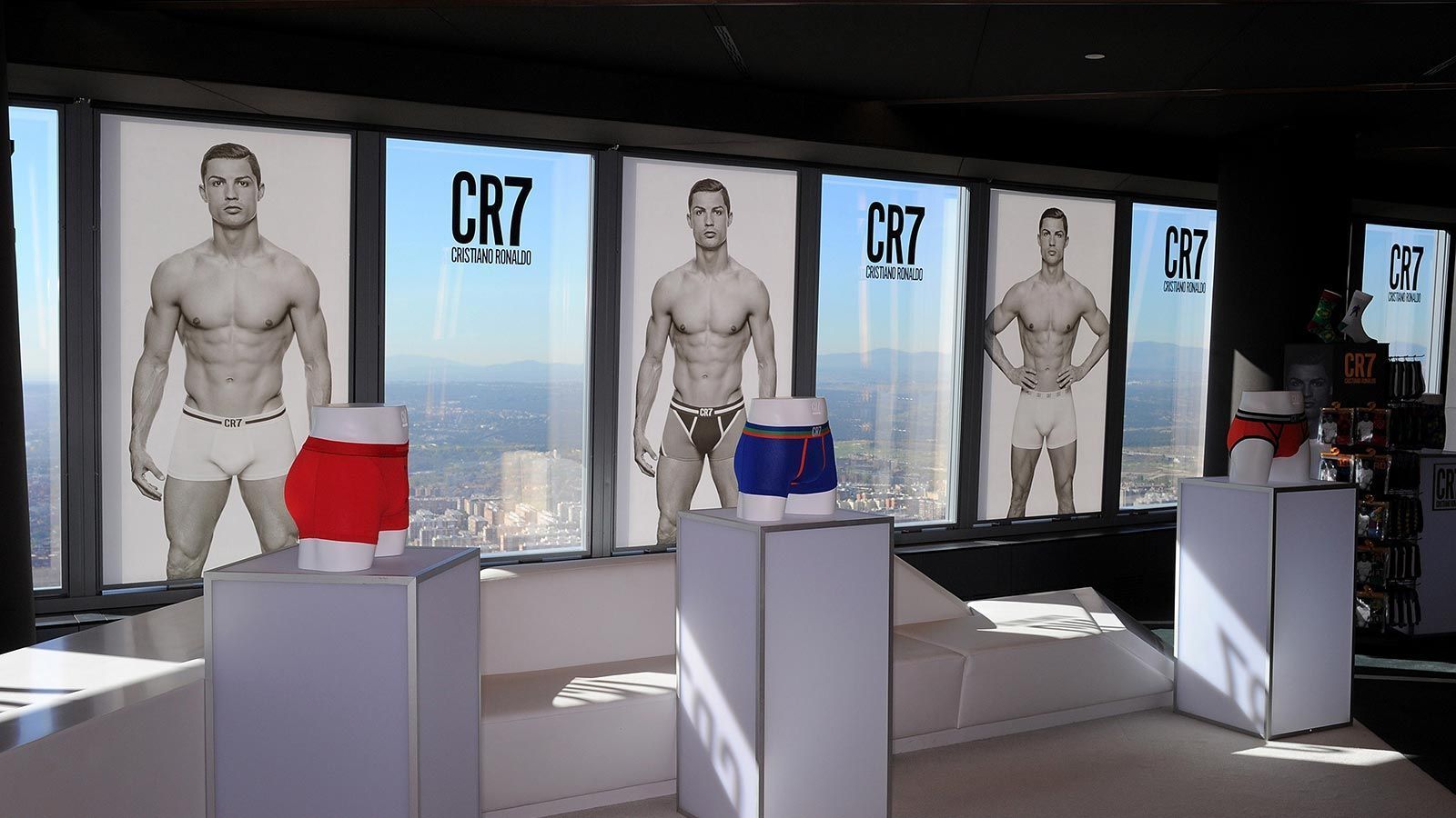
                <strong>CR7-Unterwäsche</strong><br>
                Auch in der Modebranche hat Ronaldo bereits die ersten Fußstapfen gesetzt. Seit 2013 gibt es CR7-Unterwäsche undSocken zu kaufen. Die Entwickler und Produzenten haben schon mehrere Kollektionen auf den Markt gebracht. Natürlich gibt es für deutsche Kunden und Fans eine eigens eingerichtete Homepage, über die die Exemplare zu erwerben sind.
              