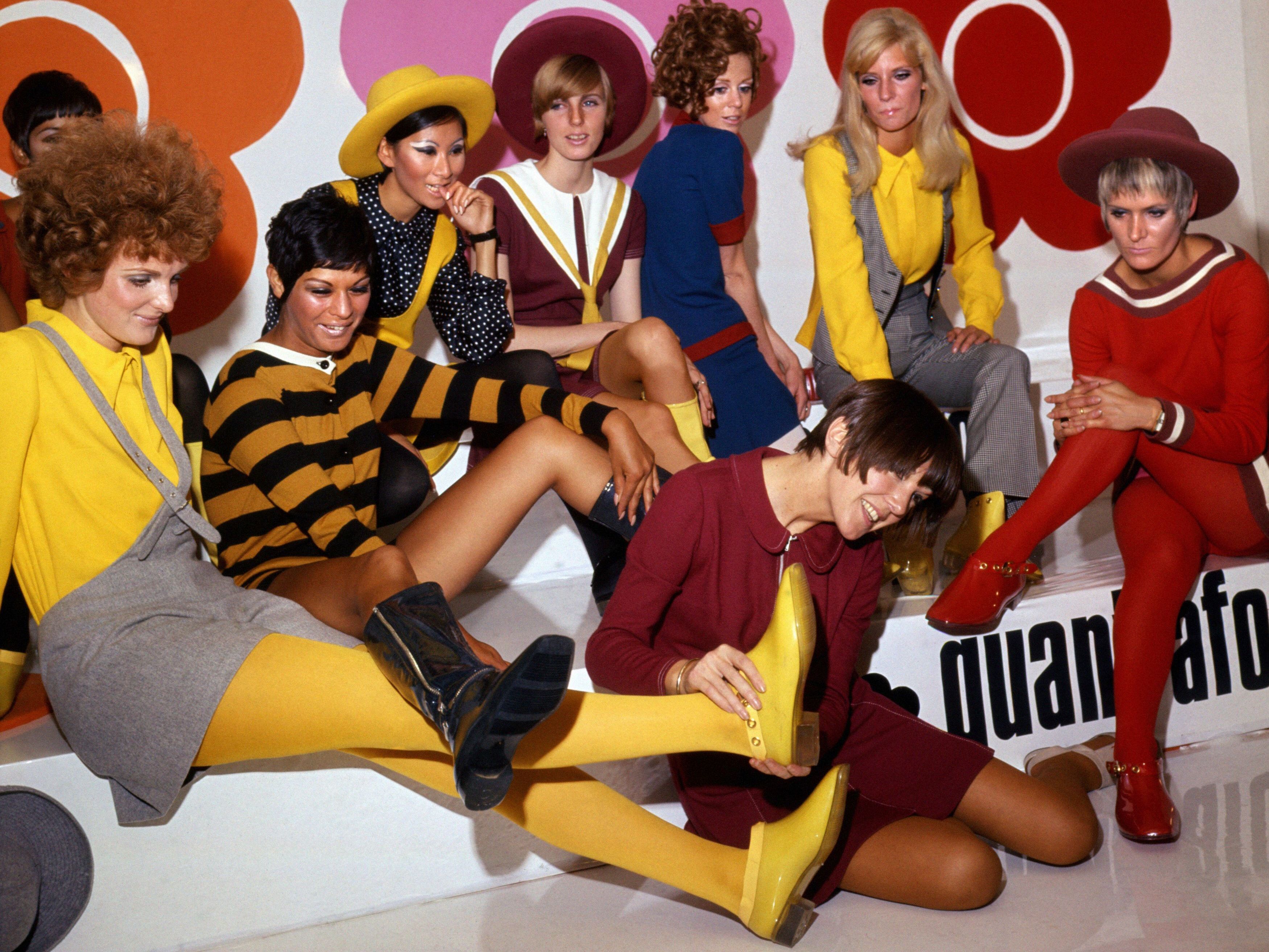 Mary Quant (vorne Mitte) im Jahr 1967 mit Models, welche ihre Kreationen tragen.&nbsp;