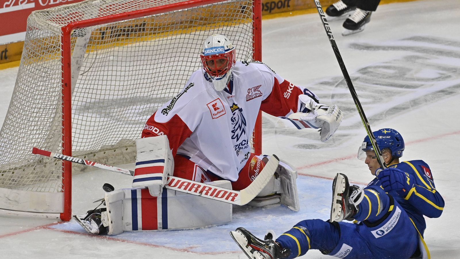 
                <strong>Tschechien: Bester Keeper des Turniers</strong><br>
                Bei den Tschechen ruhen die Hoffnungen auf die erste WM-Medaille seit 2012 und dem ersten Titel seit 2010 auf Simon Hrubec (li.) und der Detroit-Red-Wings-Connection. Hrubec sorgte mit seinen Paraden in Omsk für den Titelgewinn der Avangards in der KHL. Sein Gegentorschnitt lag bei herausragenden 1,45 pro Spiel, seine Fangquote bei 95,3 Prozent. An der blauen Linie ist Filip Hronek der Go-to-Guy im Spielaufbau und im Powerplay.
              