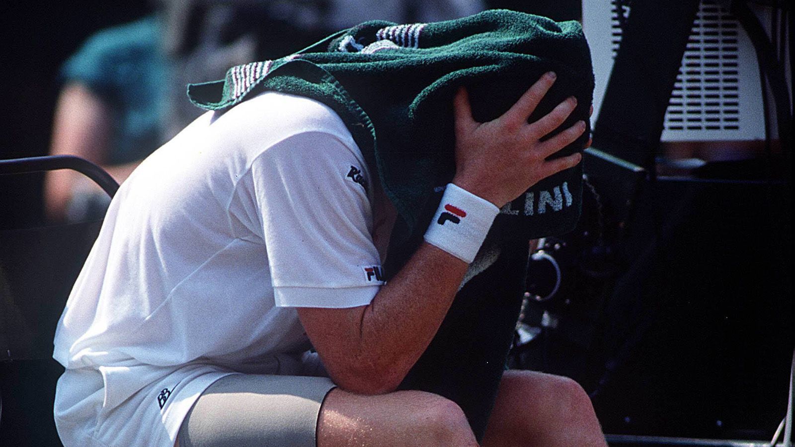 
                <strong>Karriere-Ende im Jahre 1999</strong><br>
                Nachdem Becker im Jahre 1996 noch einmal überraschend die Australian Open gewann, ging es mit seiner sportlichen Karriere bergab. Er beendete seine Laufbahn dort, wo er zum Superstar wurde. Nach seiner Achtelfinal-Niederlage in Wimbledon gegen den Australier Patrick Rafter erklärte er im Juni 1999: "Das war mein letztes Match."
              
