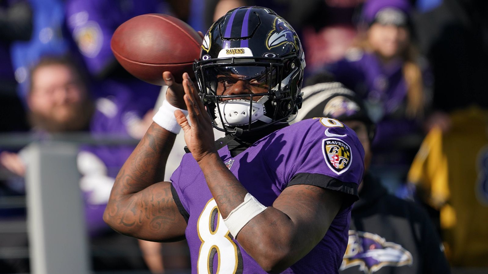 
                <strong>Lamar Jackson (Baltimore Ravens)</strong><br>
                ... obwohl Stroud nur nach den fünf besten Quarterbacks gefragt wird, schafft er es, sechs Namen unterzubringen. "Ich mag Lamar aber auch, es ist schwer. Es sind alles gute Spieler", erklärt der Texans-Rookie zum Schluss.
              