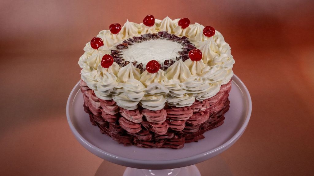 "Kirschroter Kuss": Fußballerin Nadine Angerer lässt ihre Torte in Ombré erstahlen