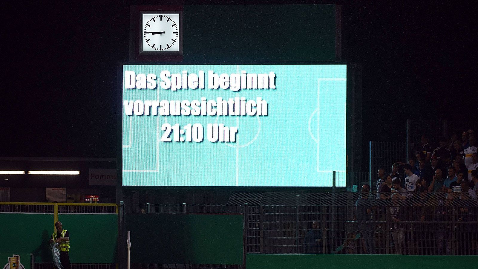 
                <strong>DFB-Pokal: Unwetter-Chaos in Sandhausen</strong><br>
                Die Fans suchen Unterschlupf, die Mannschaften warten in den Katakomben. Immer wieder wird der neugeplante Anpfiff verschoben. Inzwischen twittert Gladbach, dass selbst eine komplette Absage für heute nicht ausgeschlossen sei. Um 21.30 Uhr soll ein neuer Versuch unternommen werden, das Spiel anzupfeifen. Ob es dazu kommt, bleibt fraglich.
              