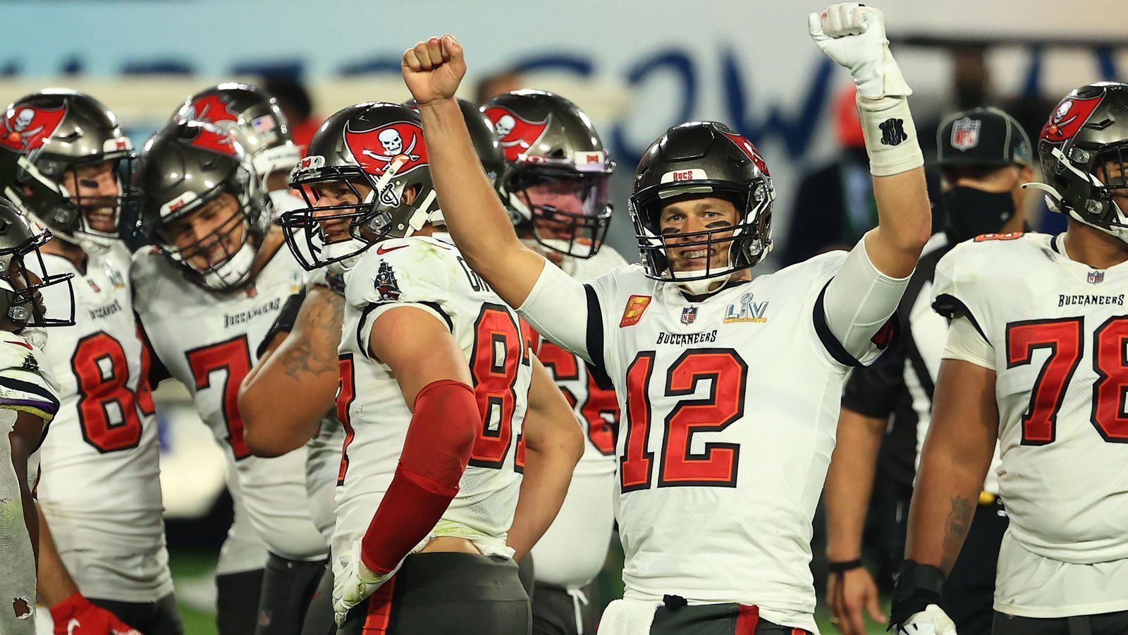 
                <strong>Tampa Bay Buccaneers: Offense</strong><br>
                Die Bucs haben nahezu jeden ihrer Leistungsträger aus der vergangenen Saison wieder an Bord, lediglich Antonio Brown steht noch ohne Vertrag da. Dementsprechend ist ein Receiver in den frühen Runden denkbar. Darüberhinaus genießt GM Jason Licht den Luxus, langfristige Baustellen schließen zu können. Ein Thronfolger für Tom Brady sollte nicht ausgeschlossen werden.
              