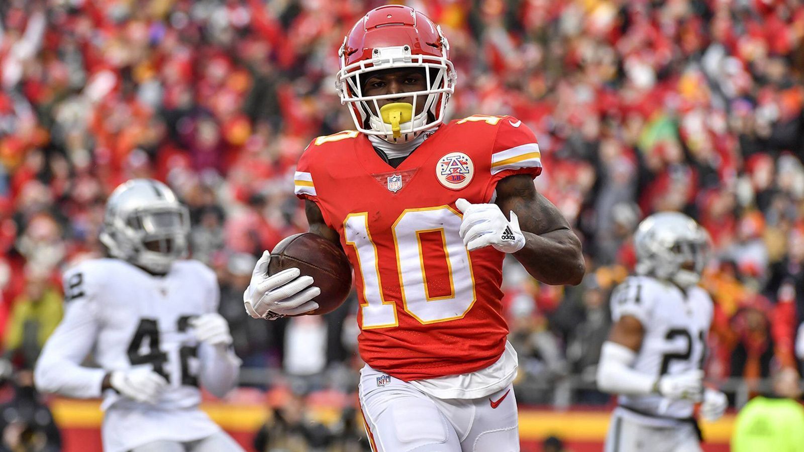 
                <strong>Platz 19: Tyreek Hill</strong><br>
                Position: Wide ReceiverTeam: Kansas City ChiefsPlatzierung im Vorjahr: 40
              