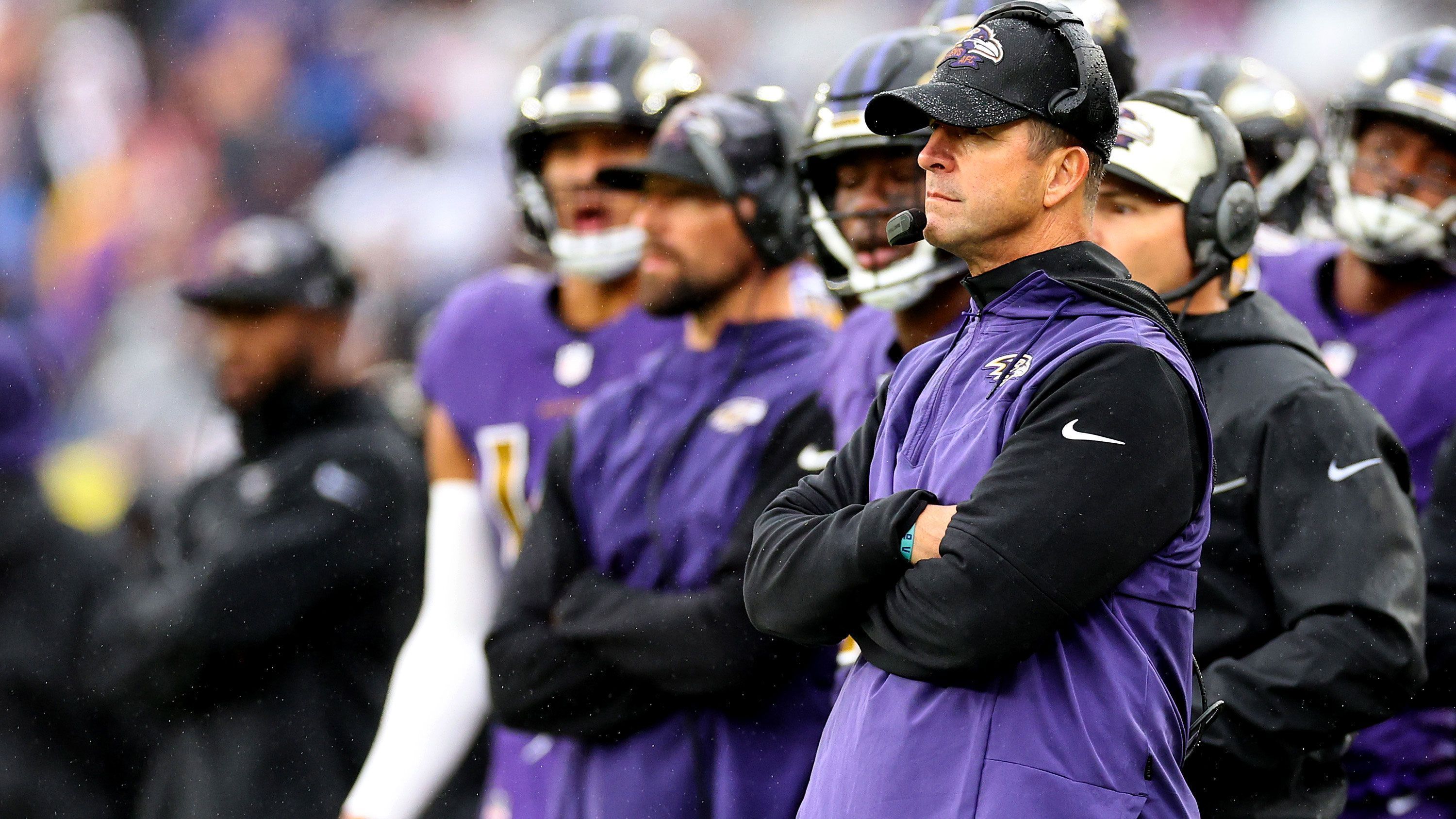 
                <strong>Verlierer: John Harbaugh</strong><br>
                Bei den Leistungen von Lamar Jackson müssten die Baltimore Ravens eigentlich bei 4:0 stehen und einer der heißesten Anwärter auf den Super Bowl sein - eigentlich. Doch wie schon gegen Miami (38:42) gaben die Ravens auch gegen die Buffalo Bills (20:23) eine hohe Führung aus der Hand. Streitbar war der aggressive Call von Head Coach John Harbaugh bei einem Stand von 20:20 und noch etwas mehr als vier Minuten auf der Uhr, als er Lamar Jackson bei 4th & Goal einen Passspielzug ansagte, dieser in der Endzone gepickt wurde und die Bills sich zuerst den Ball und in der Folge mit einem Field Goal den Sieg sicherten. Vor allem unter dem Aspekt, dass Josh Allen keinen überragenden Tag erwischte und die Ravens-Defense Big Plays zu einem großen Teil verhinderte, hätte man auch die drei Punkte mitnehmen und sich auf die Verteidigung verlassen können.
              