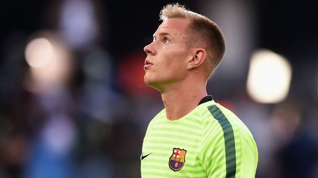 
                <strong>Schlechter Tag für die Statistik</strong><br>
                ... In 21 Pflichtspielen für "Barca" kassierte Marc-Andre ter Stegen 16 Gegentore, vier weitere kamen im Spiel gegen Sevilla dazu. 20 Gegentore in 22 Spielen und eine Quote von 0,91- die Gesamtbilanz des deutschen Keepers bekommt damit einen Kratzer. Claudio Bravo kann hingegen mit einer Gegentorquote von 0,51 glänzen.
              