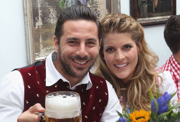 
                <strong>Claudio Pizarro mit Ehefrau Karla</strong><br>
                Alter Hase. Claudio Pizarros erste Wiesn liegt schon ein paar Jahre zurück. Frau Karla war jedoch auch vor 15 Jahren schon dabei.
              