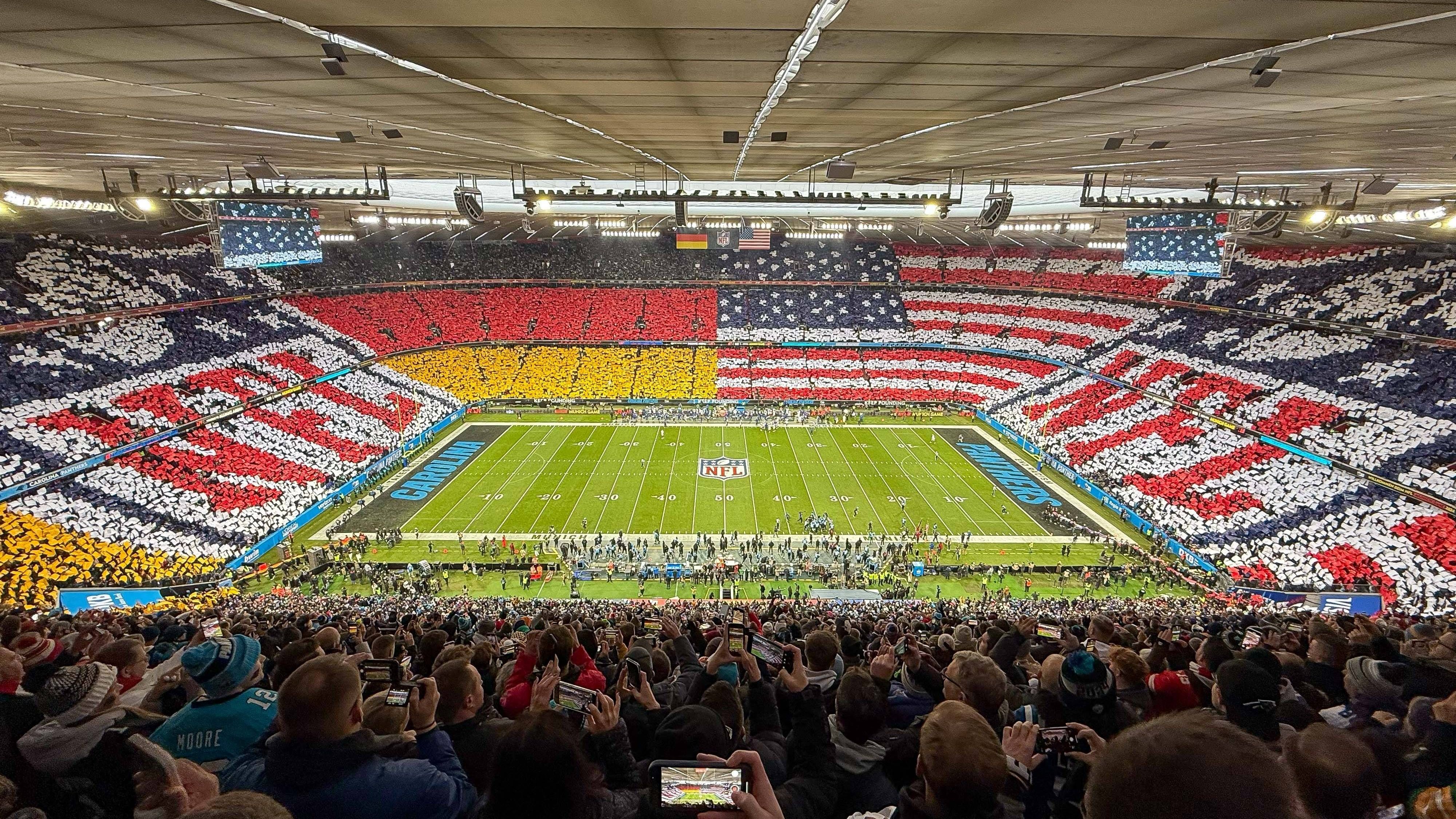 <strong>NFL: Die krassesten Bilder zum Munich Game 2024</strong><br>Solche Choreos sind die NFL-Fans in den USA gar nicht gewohnt! Kurz vor dem Kickoff wurden beinahe die gesamten Zuschauerränge mit dem NFL-Logo sowie der deutschen und der US-amerikanischen Flagge eingekleidet. Beeindruckend.