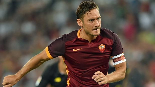 
                <strong>Francesco Totti</strong><br>
                Platz 2 - Francesco Totti: Die lebende Legende des AS Rom ist mit 38 Jahren und 22 Jahren im Klub noch kein bisschen müde. Immer noch mischt der Offensivspieler in der ewigen Stadt vorne mit und spielt auch in dieser Saison in der Königsklasse. Neben de Rossi ist er nach wie vor das Aushängeschild der Römer.
              