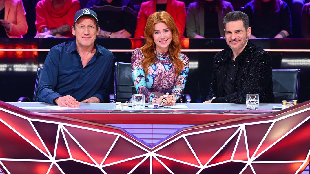 Palina Rojinski mit Wotan Wilke Möhring (l.) und Rick Kavanian bei "The Masked Singer".