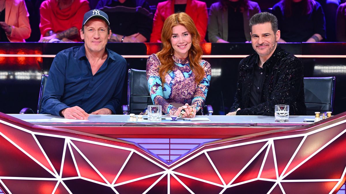 Wotan Wilke Möhring mit Palina Rojinski und Rick Kavanian als Jury bei The Masked Singer