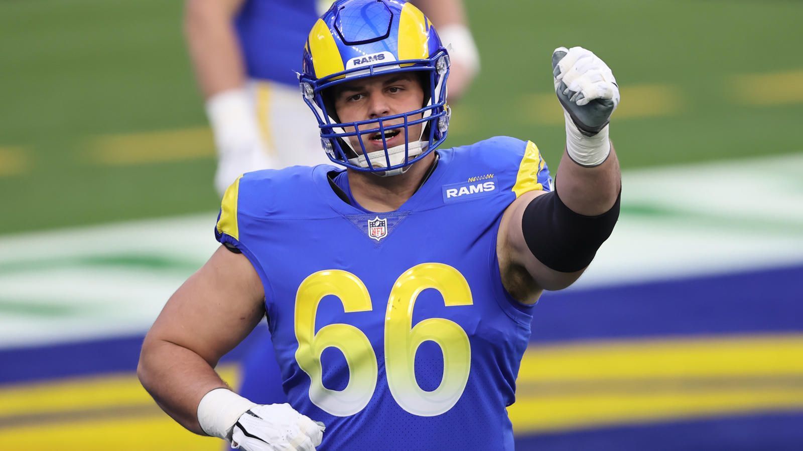 
                <strong>Austin Blythe</strong><br>
                ... denn mit Austin Blythe haben die Chiefs bereits in der Free Agency einen Ersatz für Reiter gefunden. Blythe hatte 2020 bei den Los Angeles Rams allerdings durchaus Probleme in der Pass Protection - es sollte auf der Center-Position im Training Camp und in der Preseason einen offenen Kampf geben. Ob Blythe letztlich startet oder nicht, bei der Verpflichtung wurde die Chiefs-Devise der Offseason einmal mehr deutlich: Schützt Mahomes um jeden Preis. Nachdem den Chiefs im Laufe der Saison nahezu jeder angedachte Starter weggebrochen ist, ist auch die Tiefe auf den Positionen ein wichtiges Thema in Kansas City. Für eine Backup-Rolle ist Blythe ausgezeichnet.
              