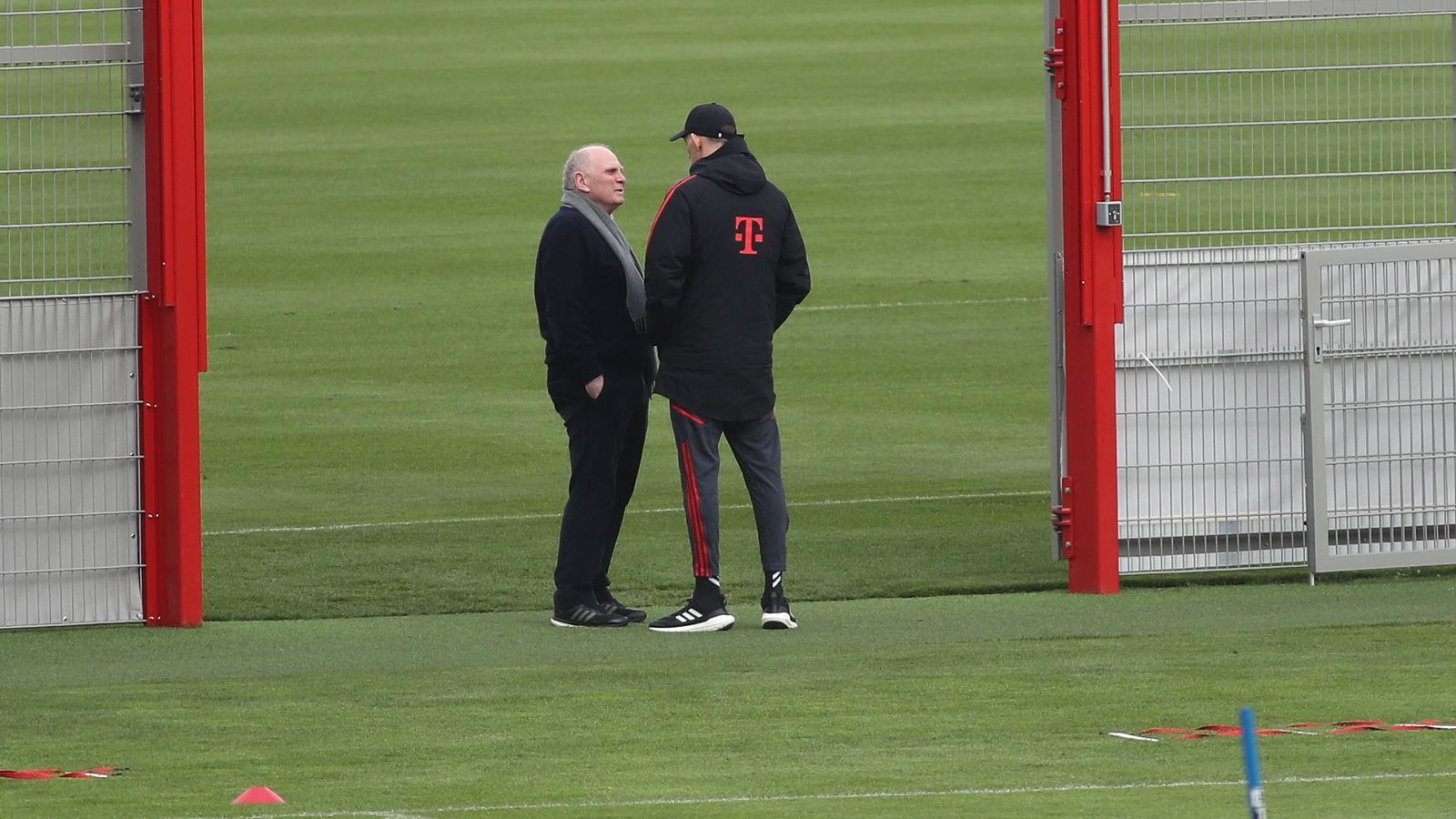 
                <strong>Uli Hoeneß trifft Thomas Tuchel beim Bayern-Training</strong><br>
                Nach 15 Minuten verschwand Hoeneß dann wieder in der Geschäftsstelle an der Säbener Straße. Ob die "Abteilung Attacke" des FC Bayern dort das Gespräch mit den schwer unter Druck stehenden Bossen Oliver Kahn und Hasan Salihamidzic suchte, ist nicht bekannt. Klar ist aber: In der aktuellen Krise zeigt Hoeneß wieder mehr Präsenz. Sein Trainingsbesuch kann als Zeichen an alle Beteiligten gewertet werden. Es gibt sogar das Gerücht, dass Hoeneß an seinen Sohn Florian als Nachfolger von Kahn denkt.
              