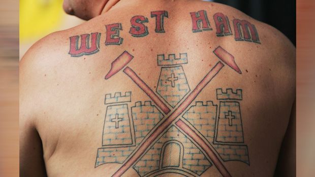 
                <strong>Die verrückten Tattoos der Premier-League-Fans</strong><br>
                Dieser West-Ham-United-Freund ließ sich über den Großteil seines Rückens das Logo der "Hammers" stechen.
              