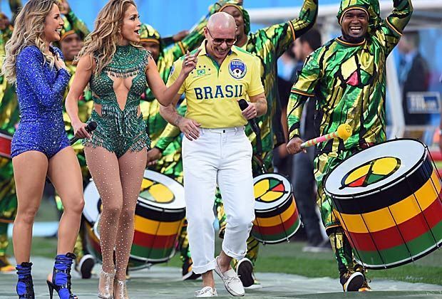 
                <strong>JLo ist doch da</strong><br>
                Sie ist es, ja, sie ist es wirklich! Kurz nach Leitte betreten Jennifer Lopez, die vor wenigen Tagen ihre Teilnahme an der Feier zunächst absagte, sowie Pitbull die Bühne und performen den offiziellen WM-Song "We are one".
              