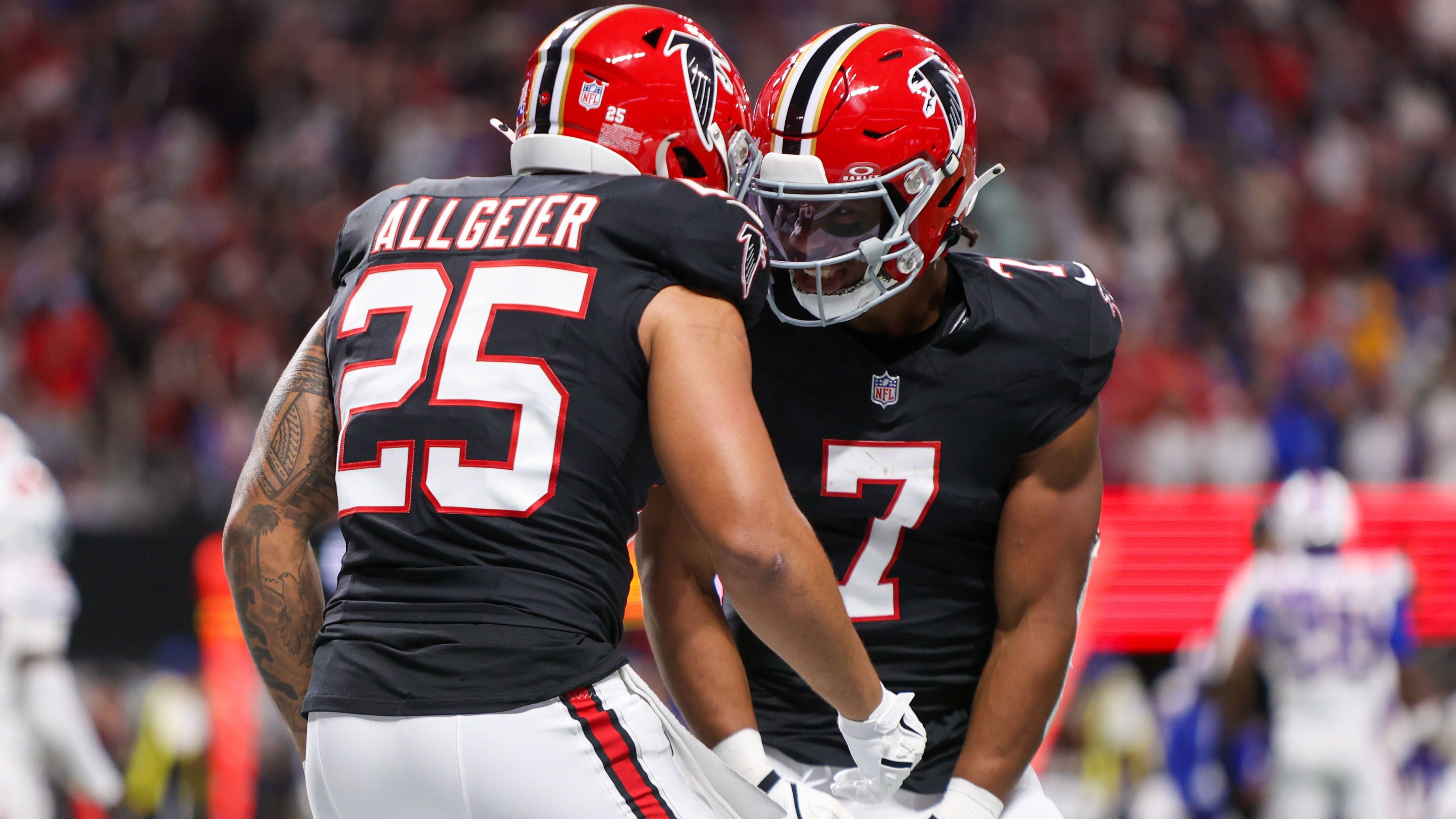 <strong>Platz 10: Atlanta Falcons (Vorwoche: 22)<br></strong>Ganz anders sieht das bei den Atlanta Falcons aus. Der Sieg gegen die Bills nach der Bye Week war ein gewaltiges Statement, Bijan Robinson ist auf Kurs zum Offensive Player of the Year. Längst vergessen ist das peinliche 0:30 gegen die Panthers in Woche drei, die Falcons haben an den richtigen Schrauben gedreht. Wird Quarterback Michael Penix jetzt noch konstanter, ist vieles möglich.