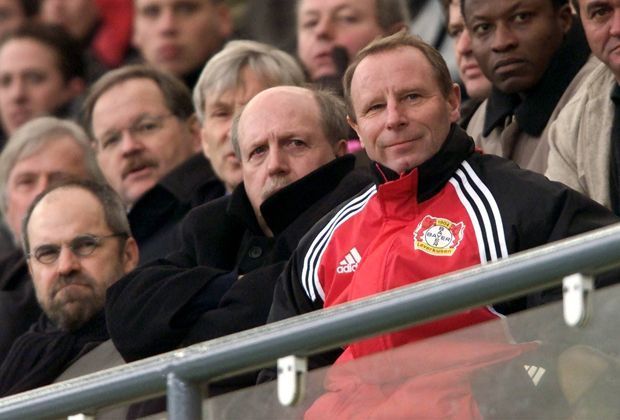 
                <strong>Berti Vogts, Tribüne</strong><br>
                Normalerweise wählen Fußballtrainer die Tribüne nicht unbedingt freiwillig, um das Spiel zu sehen. Berti Vogts entscheidet sich bei seiner Trainerstation in Leverkusen jedoch, die ersten 30 Minuten der Partien aus Zuschauersicht zu beobachten.
              