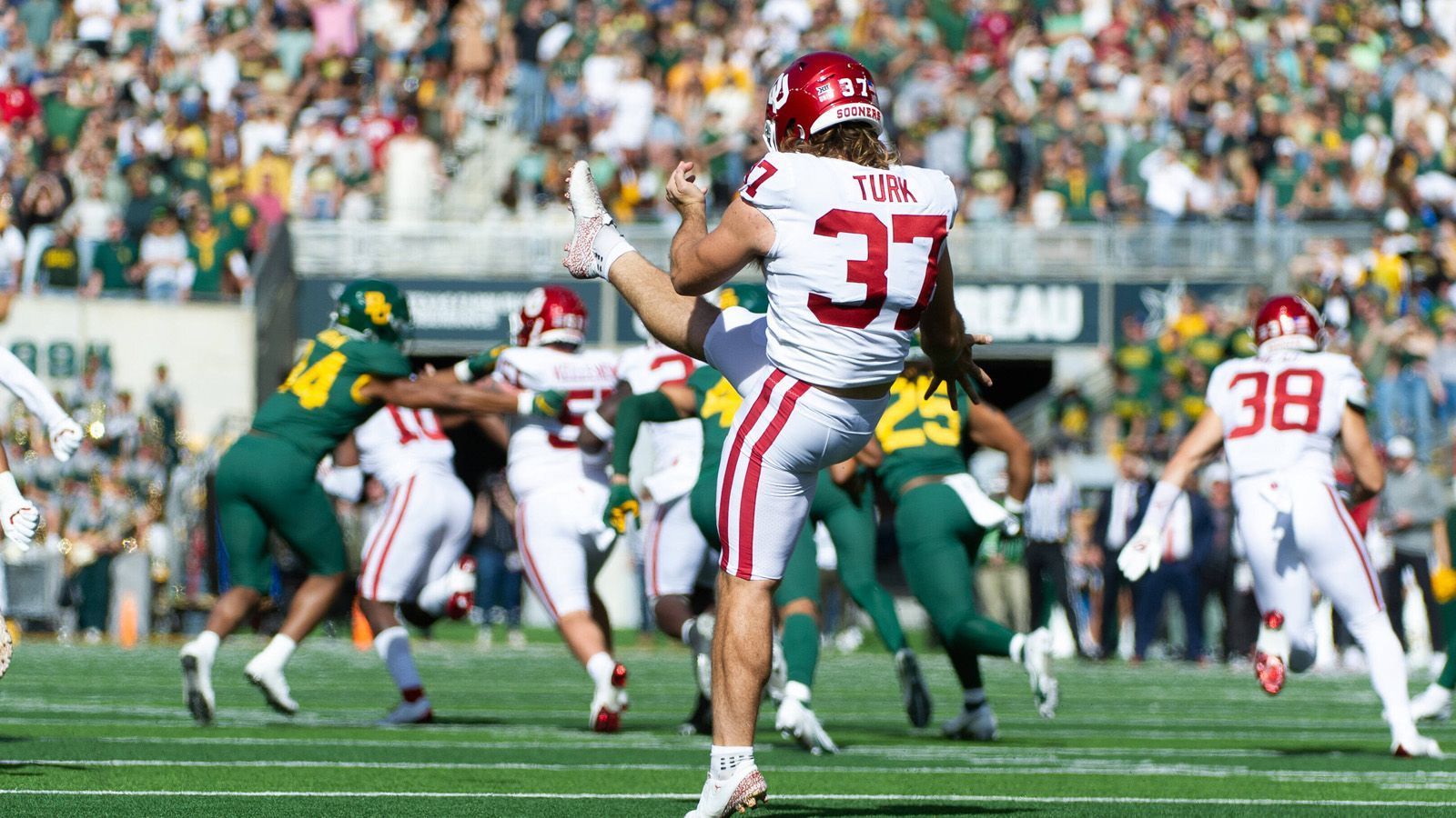 
                <strong>3. Platz - Punter: Michael Turk, Oklahoma</strong><br>
                Michael Turk hat eine große Besonderheit. Er hat das gesamte Draft-Verfahren bereits durchlaufen, bevor ihm eine zusätzliche Spielberechtigung erteilt wurde. Das war im Jahr 2020. Er hat drei Jahre College-Football-Erfahrung, seit er am Combine teilnahm und 2020 nicht gedraftet wurde. Bei diesem Combine macht er dennoch von sich reden, indem er 25 Wiederholungen beim Bankdrücken bei seiner Größe von 1,82 Meter und 104 Kilogramm aufstellte. Als Punter liegt Turks wichtigste Kraft aber in den Beinen. In jeder der letzten vier Saisons hat er durchschnittlich 46 Yards pro Punt erzielt, darunter bärenstarke 51,2 Yards im Jahr 2021. Einzig die vermehrt vorkommenden Touchbacks werden bei ihm kritisiert. Er verfügt besonders über die große Erfahrung, die NFL-Teams so sehr schätzen.
              