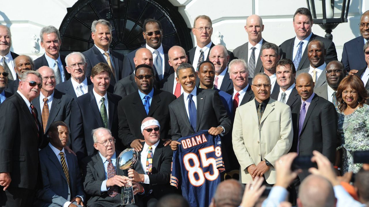 Chart-Erfolg: Die Chicago Bears von 1985 wurden 2011 nicht nur von US-Präsident Barack Obama zum 25-jährigen-Jubiläum ihres Super-Bowl-Sieges empfangen (Foto). Sie landeten mit dem "Super Bowl Shuffle" auch eine Hit-Single und platzierten sich auf Rang 41 der US-Charts. Das Jubiläumstreffen 2011 fand statt, da ihr eigentlicher Empfang 1986 wegen des Unglücks der Raumfähre Challenger ausgefallen war.&nbsp;