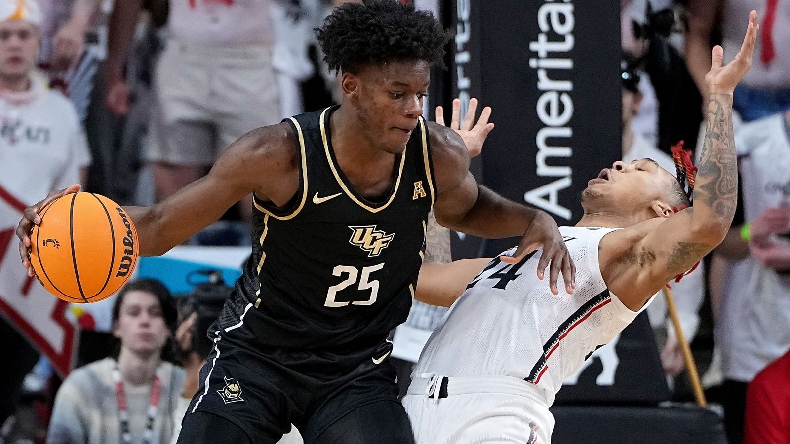 
                <strong>7. Pick: INDIANA PACERS Taylor Hendricks (Forward, UCF, 22. November 2003)</strong><br>
                Stats 22/23: 15,1 Punkte, 7 Rebounds, 1,7 Blocks, Quoten: 48/39/78 (34 Spiele)Hendricks ist nicht der kompletteste Offensivspieler, bringt aber Fähigkeiten mit, die Indiana bestens gebrauchen kann. Er ist ein sehr guter Verteidiger für ein Team, das händeringend nach defensiver Kompetenz sucht (Platz 26 beim Defensiv-Rating vergangene Saison). Er ist ein guter Athlet, der switchable ist, trotz seiner Länge vor seinen Gegenspielern bleiben und den Ring beschützen kann. Er kreiert nicht viele Würfe, trifft dafür aber gut aus dem Catch-and-Shoot oder auch als Roll-Man – alles Fähigkeiten, die in einem Team mit Tyrese Haliburton immer gefragt sind. Eine Alternative wäre hier sonst auch Jarace Walker.
              
