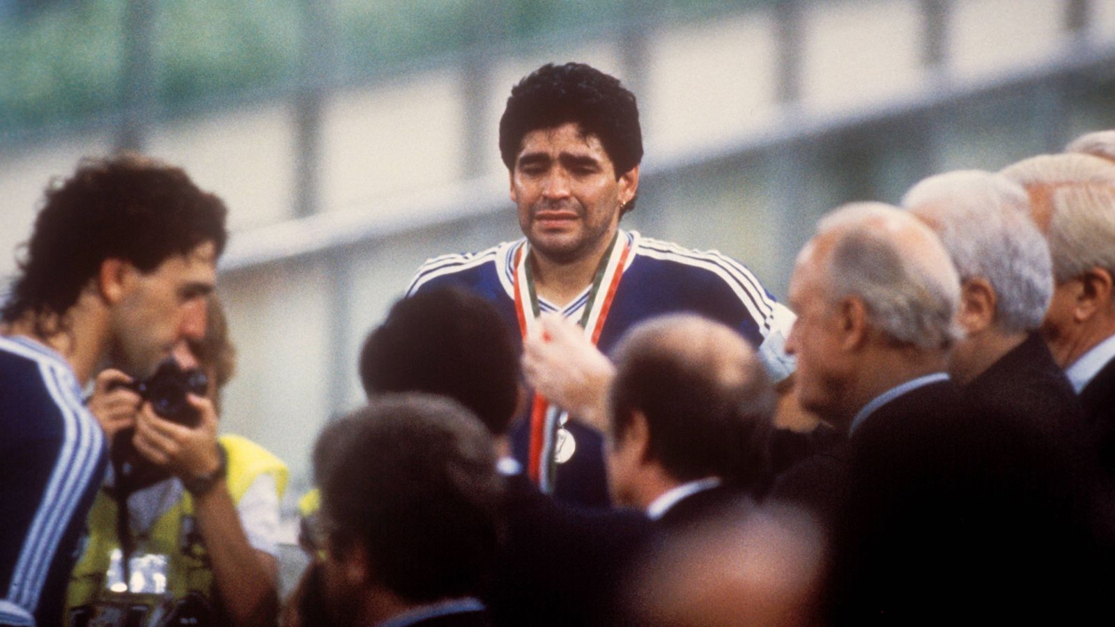 
                <strong>WM-Finale 1990: Argentinien - Deutschland</strong><br>
                Bei Diego Maradona hingegen rollten die Tränen.
              