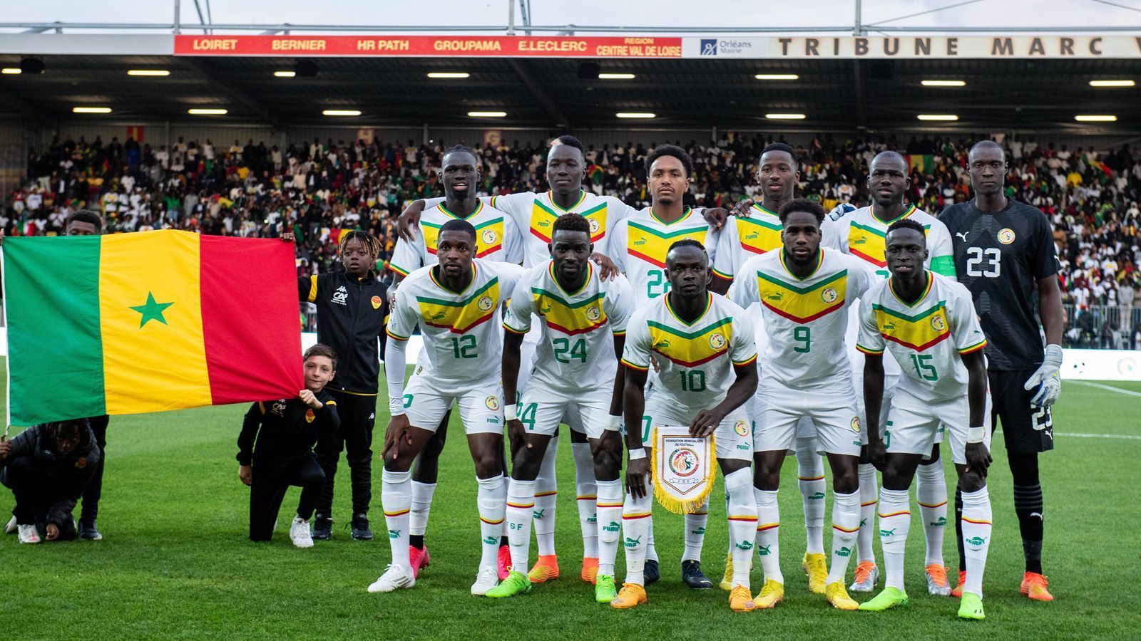 
                <strong>Platz 24: Senegal</strong><br>
                "Gewollt, aber nicht gekonnt" beschreibt das Outfit der Senegalesen in Gänze. Man sieht, dass es etwas Besonderes werden sollte, aber es ist einfach von allem etwas zu viel. Mut zur Lücke wäre angesagt gewesen!
              