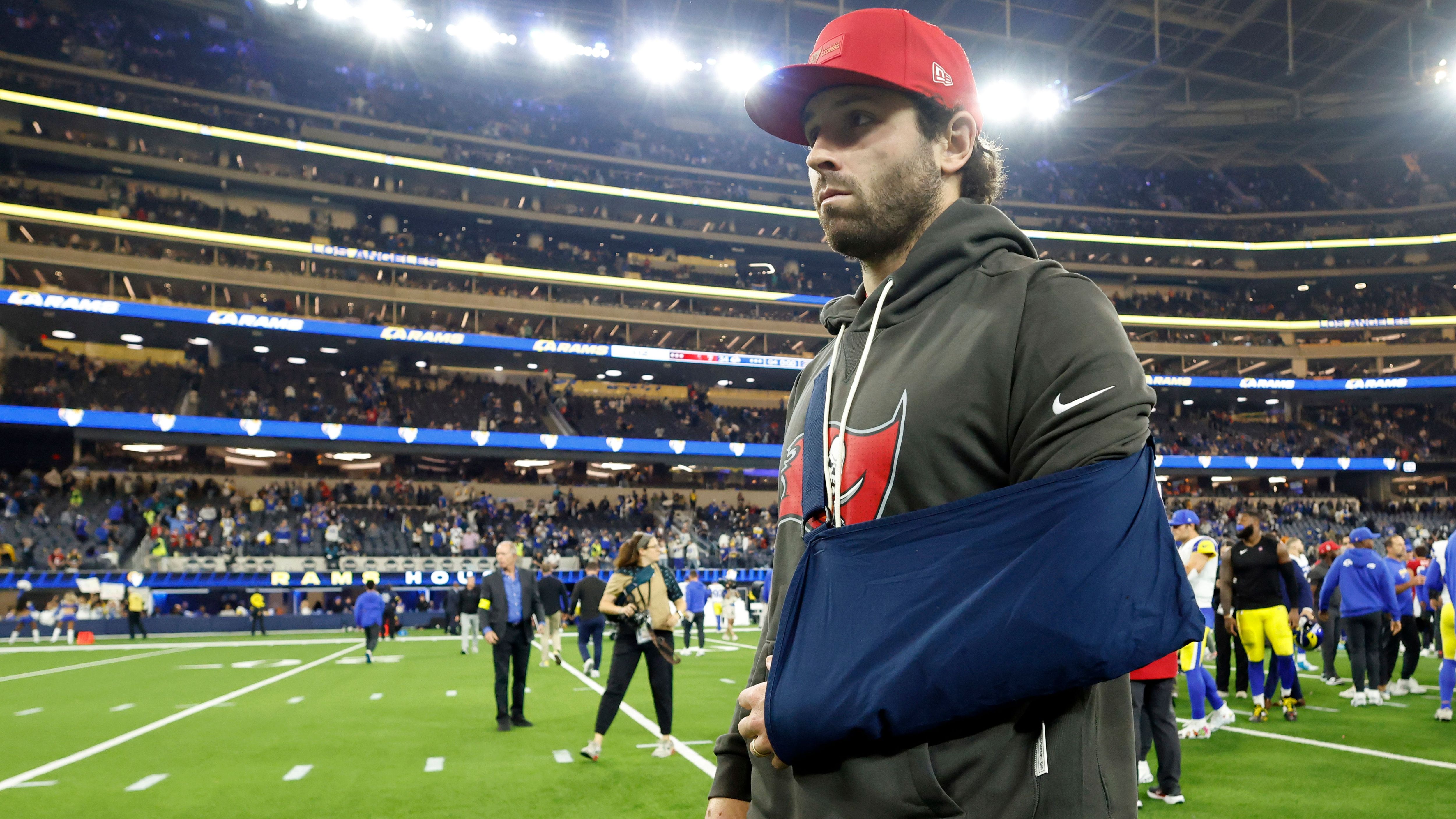 <em><strong>Baker Mayfield (Tampa Bay Buccaneers)</strong><br>Der Quarterback der Tampa Bay Buccaneers, Baker Mayfield, hat sich beim 7:34 gegen die Los Angeles Rams bei einem Hail-Mary-Versuch eine Verstauchung der linken Schulter zugezogen und konnte deshalb in der zweiten Halbzeit nicht weiterspielen. Laut Head Coach Todd Bowles soll nun eine MRT-Untersuchung folgen. Sie soll zeigen, wie schwer die Verletzung tatsächlich ist. Mayfield wurde durch Routinier Teddy Bridgewater ersetzt. Bridgewater wird für Tampa Bay in der Startformation stehen, falls Mayfield gegen die Arizona Cardinals ausfallen sollte.</em>