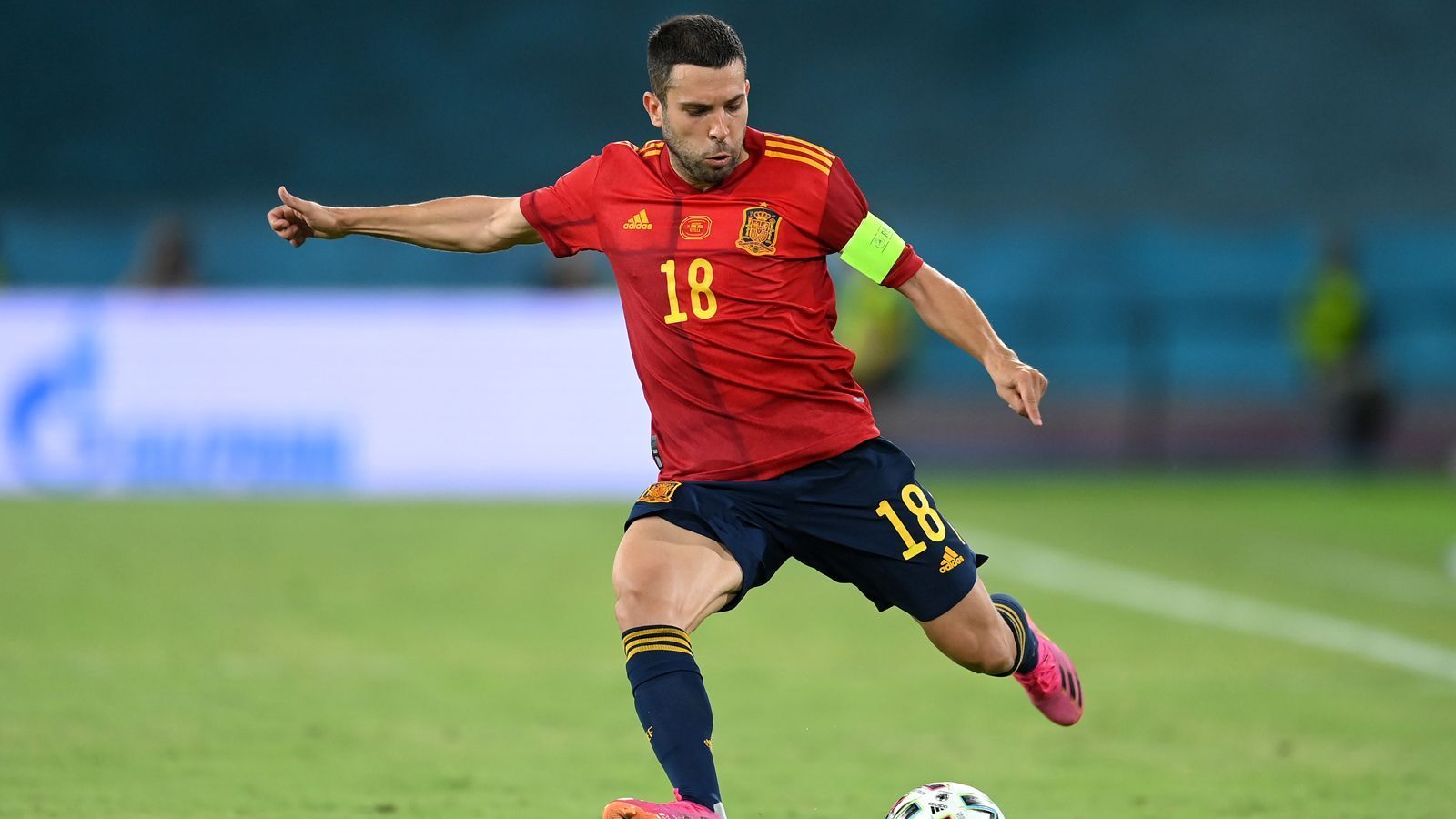 
                <strong>Jordi Alba</strong><br>
                Der spanische Spielführer ist auf der linken Seite sehr quirlig und versucht das Spiel seiner Mannschaft durchweg anzutreiben. In der ersten Hälfte bringen seine Flanken Gefahr, während dieser Drang in den zweiten 45 Minuten etwas abflacht. Dreht in der Schlussphase noch einmal deutlich auf, kann sich für seine gute Leistung allerdings nicht belohnen. ran-Note: 2
              