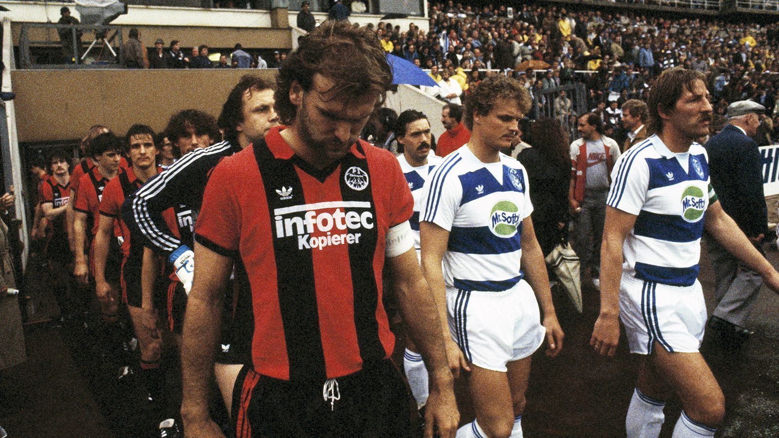 
                <strong>1983/84: MSV Duisburg (2. Bundesliga) vs. Eintracht Frankfurt (Bundesliga)</strong><br>
                Im Rückspiel der Relegation 1984/85 erkämpfte sich der MSV Duisburg ein 1:1 gegen Eintracht Frankfurt. Zum Aufstieg reichte dieses Ergebis allerdings nicht, denn ...
              