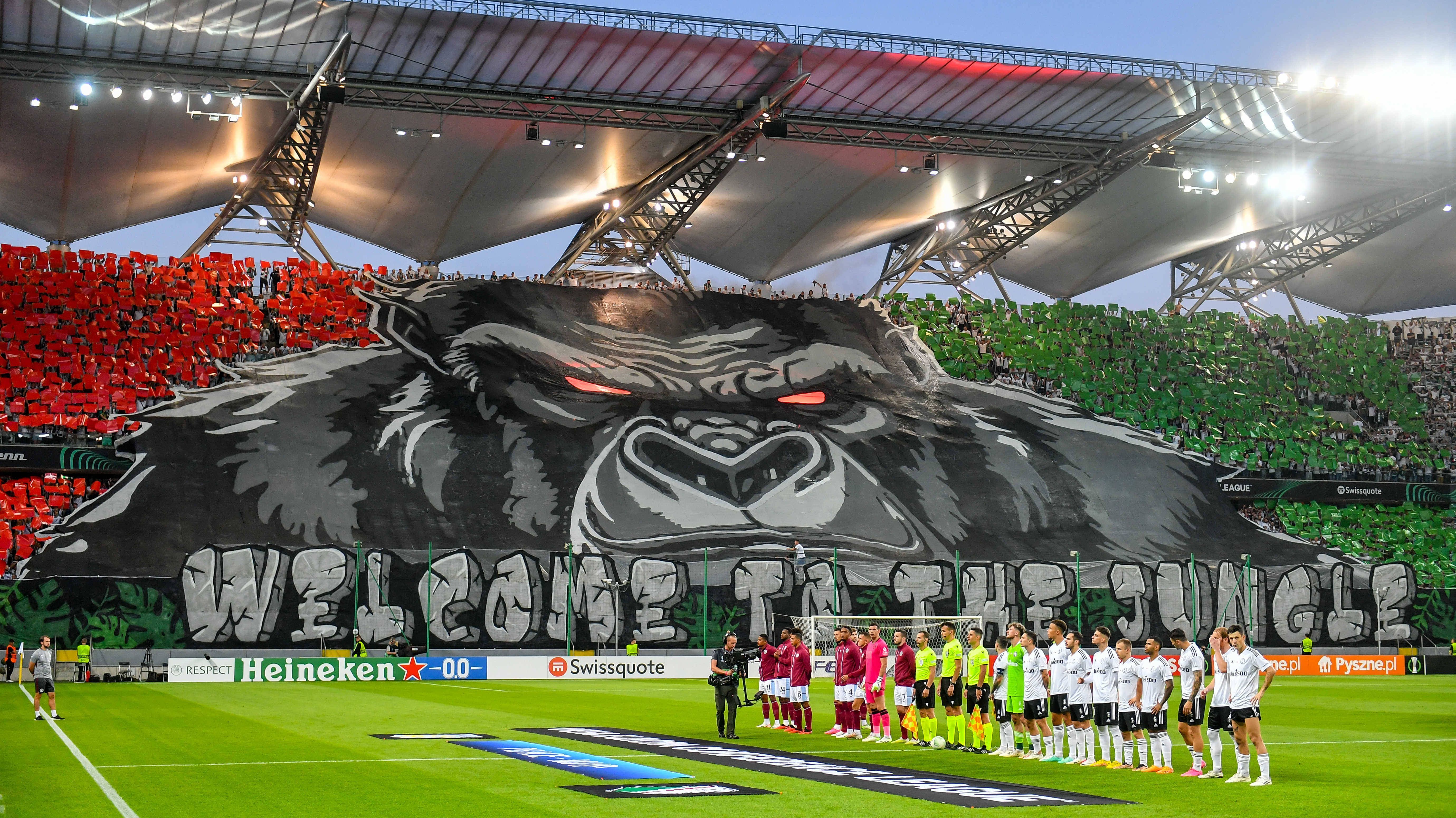 <strong>Legia Warschau</strong><br>Die Fans von Legia Warschau begrüßten Aston Villa mit einem riesigen Banner mit dem Konterfei eines Gorillas. "Welcome to the Jungle" ("Willkommen im Dschungel") stand zudem auf einem Spruchband.