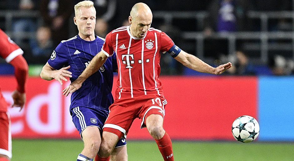 
                <strong>Arjen Robben (FC Bayern München)</strong><br>
                Der Kapitän kommt lange Zeit nicht so auf Touren. Als er dann mal Ball und Platz hat, vergisst der Niederländer das Spielgerät beinahe und scheint an sich selbst zu verzweifeln. Bezeichnend: Sein Freistoß in bester Position geht deutlich über das Tor. Direkt nach der Pause muss er verletzt runter. ran-Note: 4
              