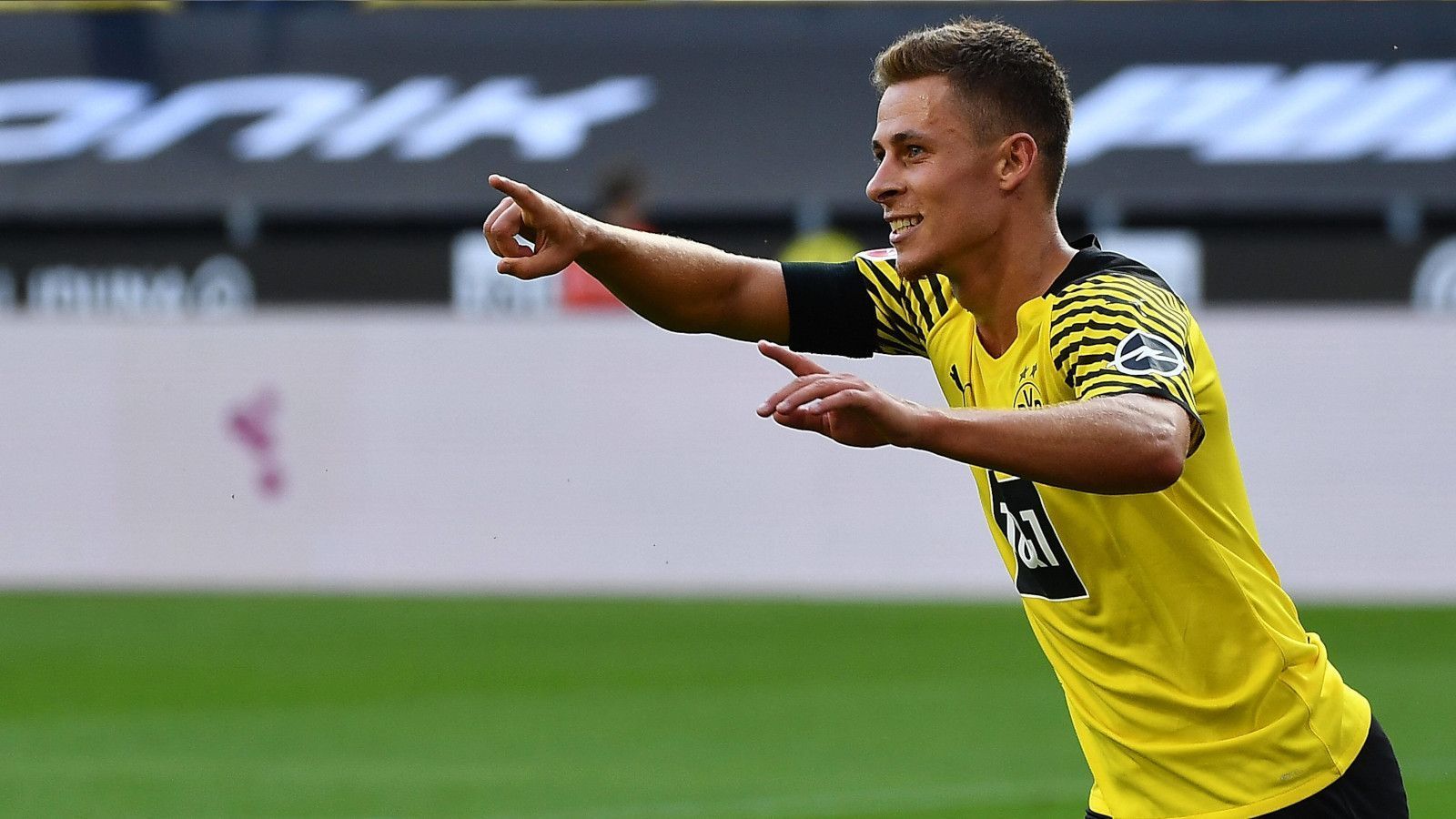 
                <strong>Thorgan Hazard</strong><br>
                Leitet mit einem überragenden Ballgewinn das 1:0 von Marco Reus mit ein und macht das 2:1 nach direkter Vorarbeit von Erling Haaland das selbst. Wirbelt auf seiner rechten Seite wie ein Irrwisch, ist von keinem Frankfurter in den Griff zu bekommen. Flink, trickreich, zweikampfstark. Ein toller Abend für den Belgier. ran-Note: 1
              