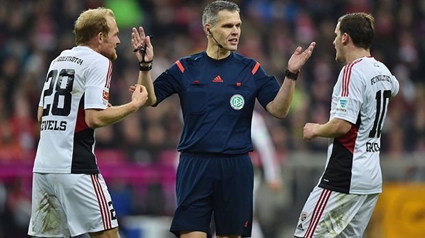 
                <strong>Michael Weiner (Hasede)</strong><br>
                Michael Weiner (Hasede): Der 46-jährige Polizeidirektor steht ebenfalls seit 1998 bei Bundesliga-Spielen als Unparteiischer auf dem Feld. Als FIFA-Schiedsrichter nahm er 2003 an der U19-Europameisterschaft teil. 2007 pfiff er das DFB-Pokalfinale, bei dem Nürnberg den VfB Stuttgart besiegte.
              