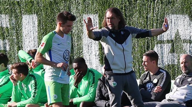 
                <strong>12. VfL Wolfsburg</strong><br>
                In Wolfsburg backt man auch in dieser Saison kleine Brötchen: Die Wölfe stecken erneut im Abstiegskampf. Doch Coach Martin Schmidt ist nach der Vorbereitung zuversichtlich, dass es wieder nach oben geht. "Wir spielen einen intensiveren Fußball: körperlicher, läuferischer, sprintstärker. Ich habe ein hungriges Team, alle trainieren Vollgas." Er setzt auf den Teamgeist: "Den wollen wir so stark machen wie möglich. Wir machen vieles gemeinsam, daraus schöpfen wir Kraft und Auftrieb." Sportchef Olaf Rebbe freut sich vor dem Rückrundenstart, dass Schmidt der Mannschaft ein Gefüge verpasst habe. Verloren hat der VfL Mario Gomez (zum VfB) und dafür Renato Steffen vom FC Basel verpflichtet.
              