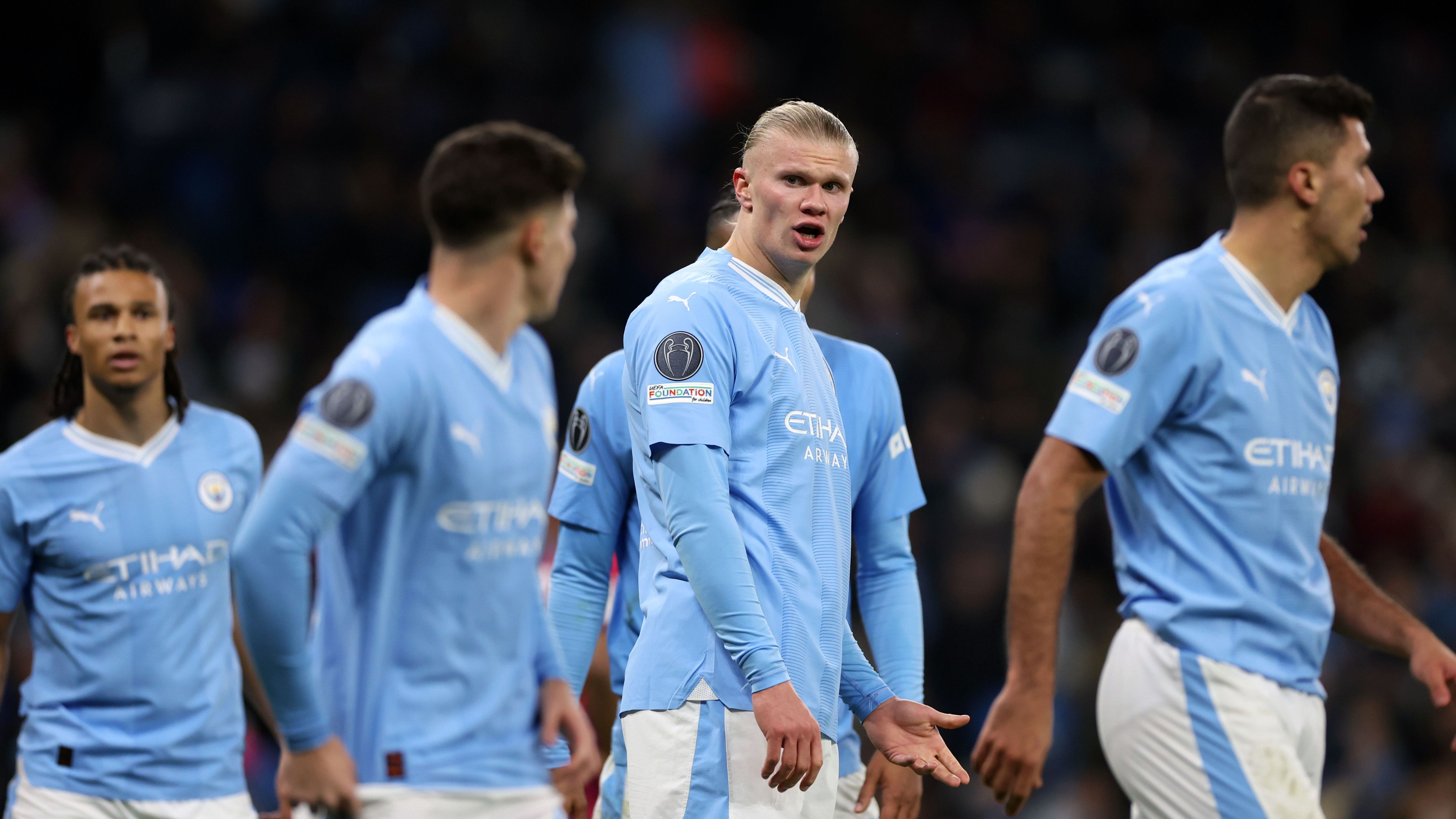 <strong>Platz 1: Manchester City</strong><br>Titelverteidiger ManCity hielt sich in der Gruppenphase mit 18 Punkten schadlos. Gegen Kopenhagen wackelten Erling Haaland und Co. dank eines überragenden Kevin De Bruyne nur kurz. In der Liga drehten die Citizens dank Phil Foden das Manchester-Derby gegen United, auch Haaland durfte beim 3:1 einmal jubeln. City bleibt weiter Top-Favorit auf den Henkelpott.