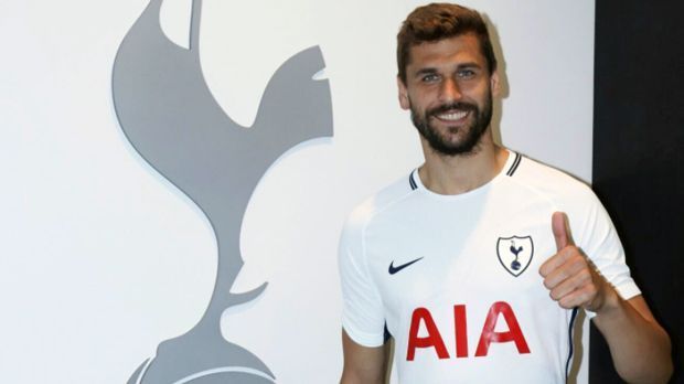 
                <strong>Fernando Llorente (von Swansea City zu Tottenham Hotspur)</strong><br>
                Um für die Champions League gerüstet zu sein, besserten die "Spurs" im Angriff noch einmal nach. Mit Fernando Llorente holte sich Tottenham einen erfahrenen Stürmer als potenziellen Backup für Torjäger Harry Kane. 1,95-Meter-Hüne Llorente wechselte von Swansea zum Liga-Rivalen und soll 13 Millionen Euro Ablöse gekostet haben. Der 32 Jahre alte Welt- und Europameister aus Spanien unterschrieb einen Zweijahresvertrag bis 2019.
              