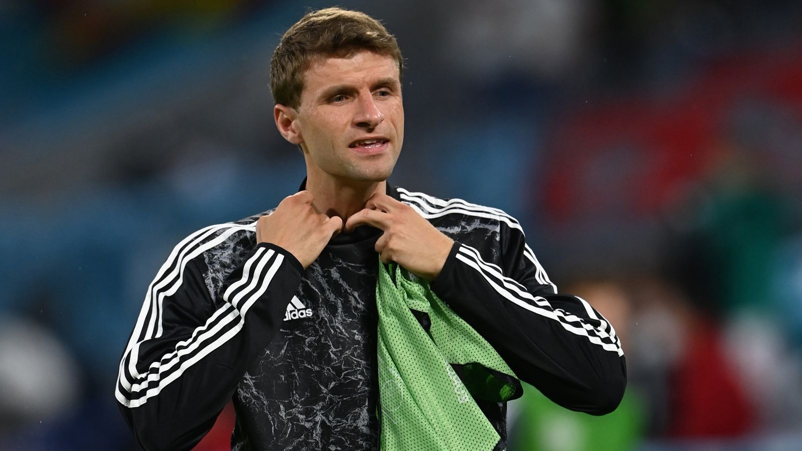 
                <strong>Thomas Müller</strong><br>
                Kommt in der 67. Minute für Havertz und gibt sofort die Kommandos auf dem Rasen. Schreit, gestikuliert und weckt seine Teamkollegen so endlich ein bisschen auf. Zeigt immer wieder, warum er so unglaublich wichtig ist für dieses Team – auch, wenn er aufgrund einer Knieverletzung nicht zu einhundert Prozent fit ist und deswegen von der Bank kommen musste. ran-Note: 3
              