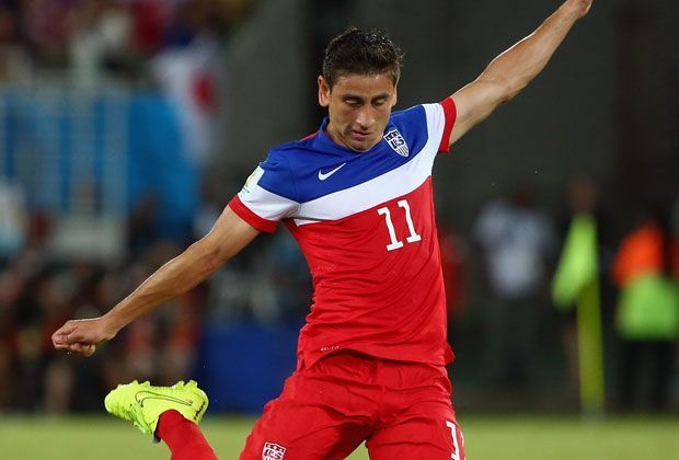 
                <strong>Alejandro Bedoya</strong><br>
                Der amerikanische Mittelfeldspieler Alejandro Bedoya stammt aus Kolumbien. Da scheint es zu passen, dass er eine typisch südamerikanisch gute Technik besitzt. Seit vergangenem Jahr spielt der 27-Jährige für den FC Nantes.
              