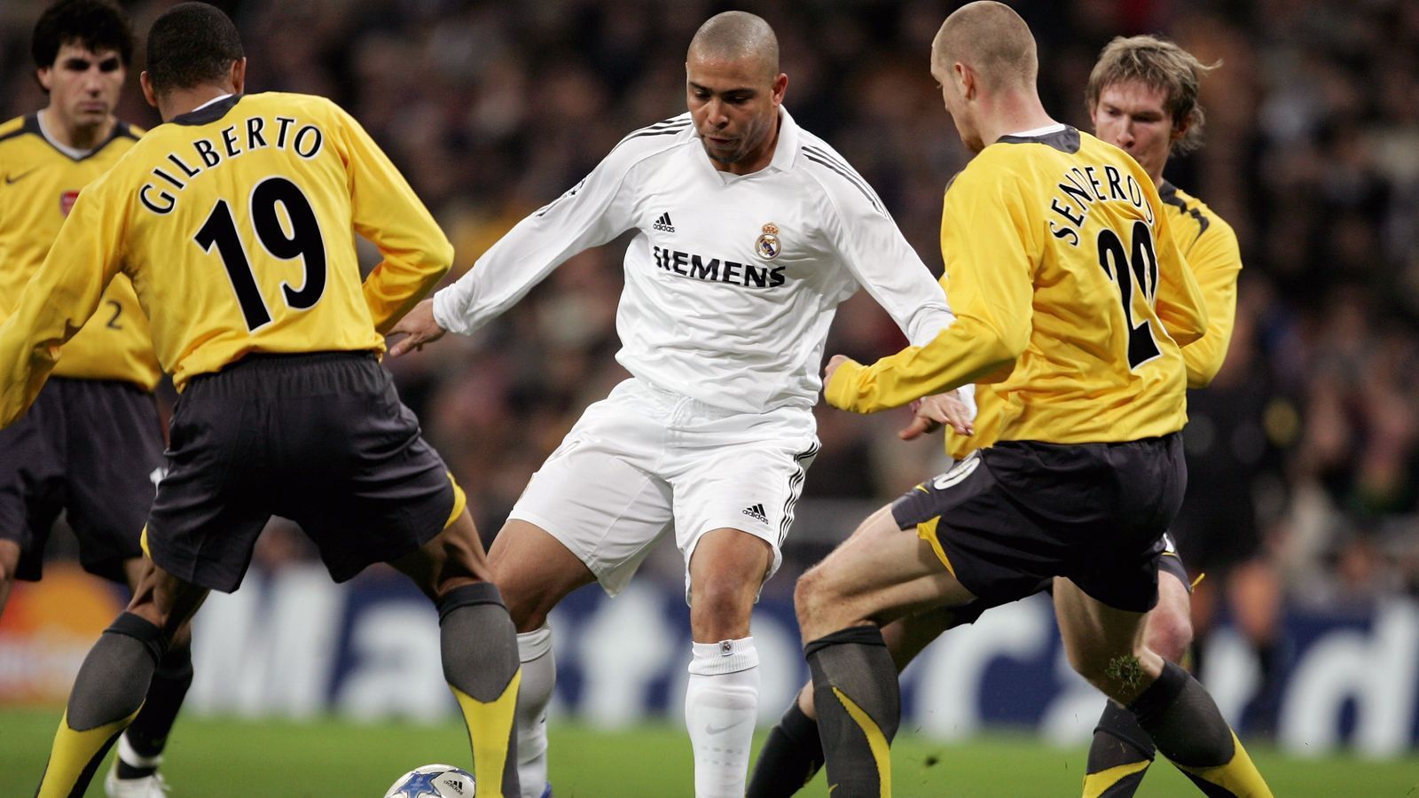 
                <strong>Platz 10 - Ronaldo</strong><br>
                Ablösesumme: 45 Millionen EuroVerpflichtet von: Inter MailandZeitpunkt des Transfers: Sommer 2002
              
