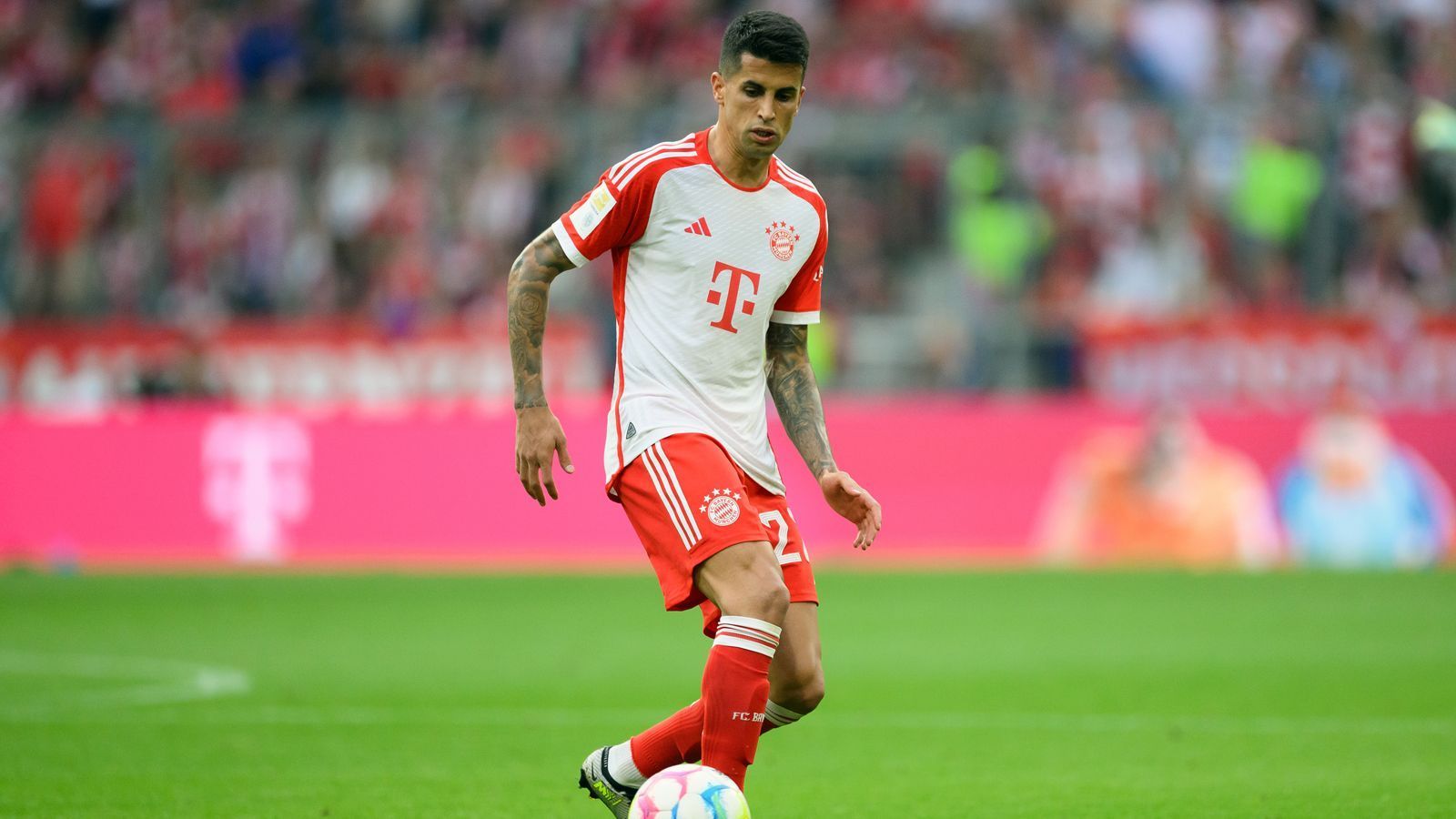 
                <strong>Joao Cancelo</strong><br>
                Der Portugiese kam in der Winterpause als Leihspieler von Manchester City, wo er unter Pep Guardiola keine Perspektive mehr sah. Nach gutem Start baute der Außenverteidiger recht schnell ab, dem Ex-Coach Julian Nagelsmann recht früh die Eignung für ein Dreierketten-System absprach. Auch unter Nachfolger Thomas Tuchel konnte Cancelo trotz dessen öffentlichen Liebesbekundungen nichts an seiner sportlichen Perspektive ändern - er pendelte zwischen Startelf und Ersatzbank. Nun geht es für ihn zurück zu ManCity, wo auf Cancelo eine ungewisse Zukunft warten dürfte. ran-Note: 4
              