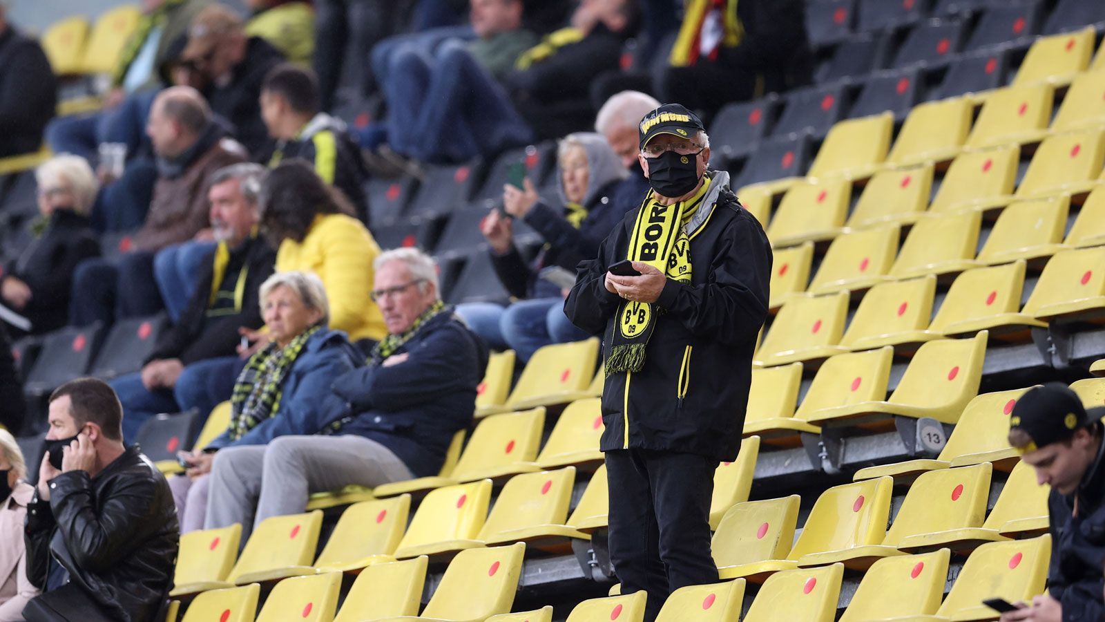 
                <strong>Borussia Dortmund - Schalke 04</strong><br>
                 - Stadion: Signal Iduna Park - Kapazität: 80.000 - Zugelassene Zuschauer: 300 - 7-Tage-Inzidenz: 61,4
              