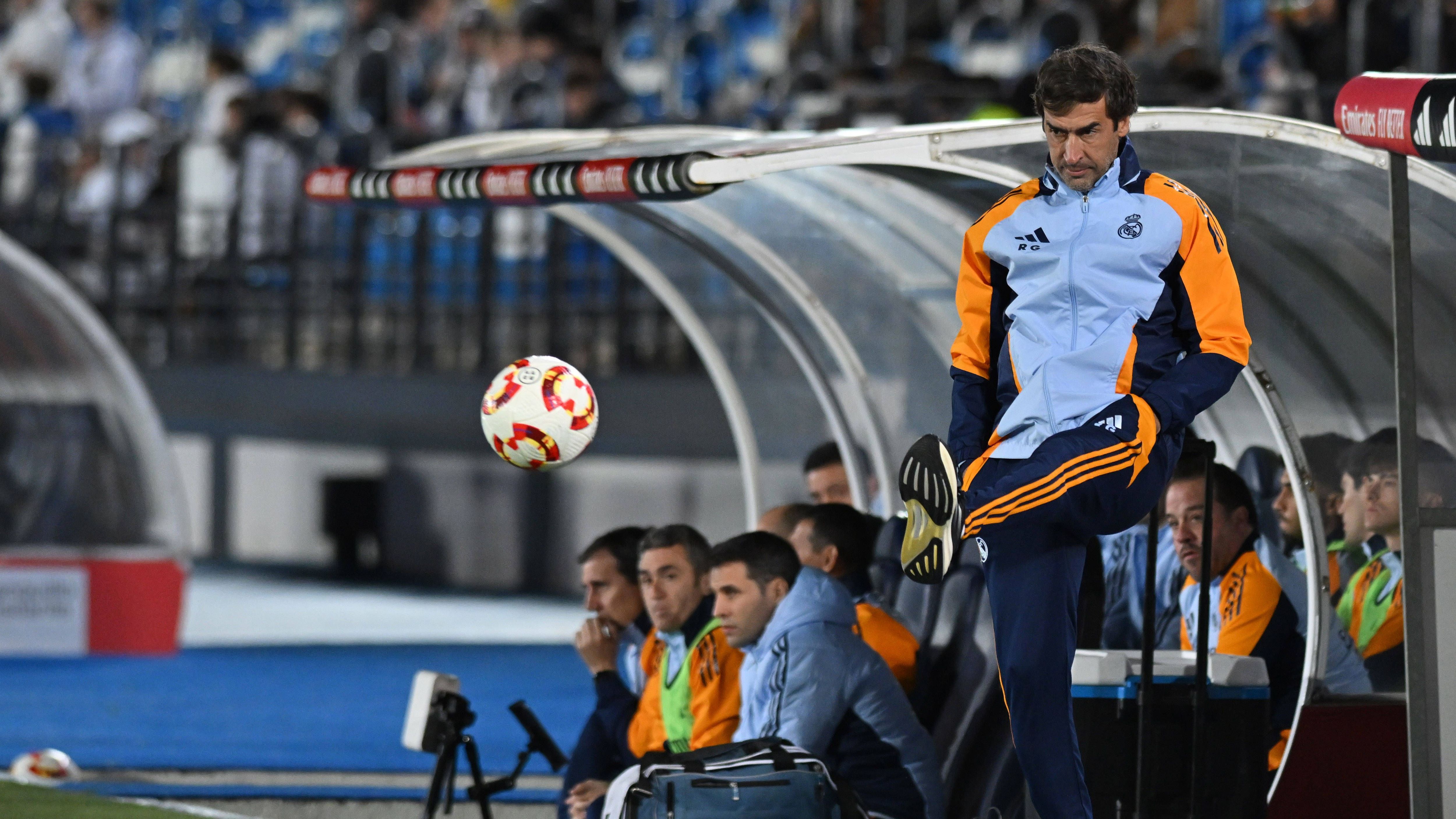 <strong>Raul</strong><br>Noch ist von einem konkreten Interesse nichts bekannt. Doch wenn es um Trainer-Kandidaten aus Spanien geht, sollte man Raul zumindest auf dem Zettel haben. Die Real-Legende trainierte bis vor wenigen Monaten die zweite Mannschaft der Königlichen. Bei einem Wechsel nach Leverkusen, würde er Lucas Vazquez wieder treffen, der als Jugendlicher bei Real noch die großen Zeiten von Raul miterlebt hat.
