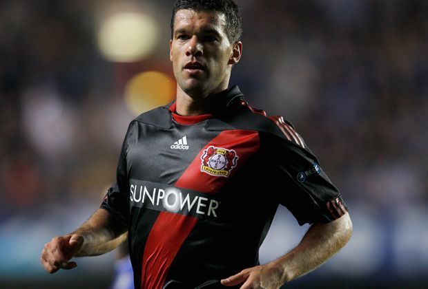 
                <strong>Platz 3: Michael Ballack</strong><br>
                Ein Platz auf dem Treppchen sichert sich Michael Ballack. 93 Mal spielte der Mittelfeldspieler in der Königsklasse - für Bayer Leverkusen, den FC Chelsea und Bayern München. Und 16 Mal durfte sich Ballack über ein selbst erzieltes Tor freuen.
              