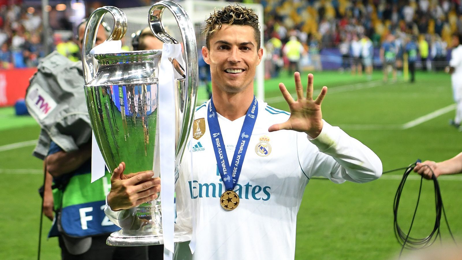 
                <strong>Real Madrid</strong><br>
                Schon rund um das Aus von CR7 bei Manchester United kamen auch Gerüchte auf, wonach der Altstar im Januar 2023 zu Real Madrid zurückkehren könnte. Diesen Darstellungen widerspricht die Zeitung "AS" jedoch deutlich. Demnach soll diese aus vereinsnahen Quellen erfahren haben, dass die "Königlichen" gar kein Interesse daran haben, den Portugiesen zurück in Spaniens Hauptstadt zu holen. Es ist sogar davon die Rede, dass ein Ronaldo-Comeback bei Real kategorisch ausgeschlossen sei. Ronaldo spielte von 2009 bis 2018 für Real Madrid, gewann mit dem La-Liga-Topklub unter anderem vier Mal die Champions League. 
              