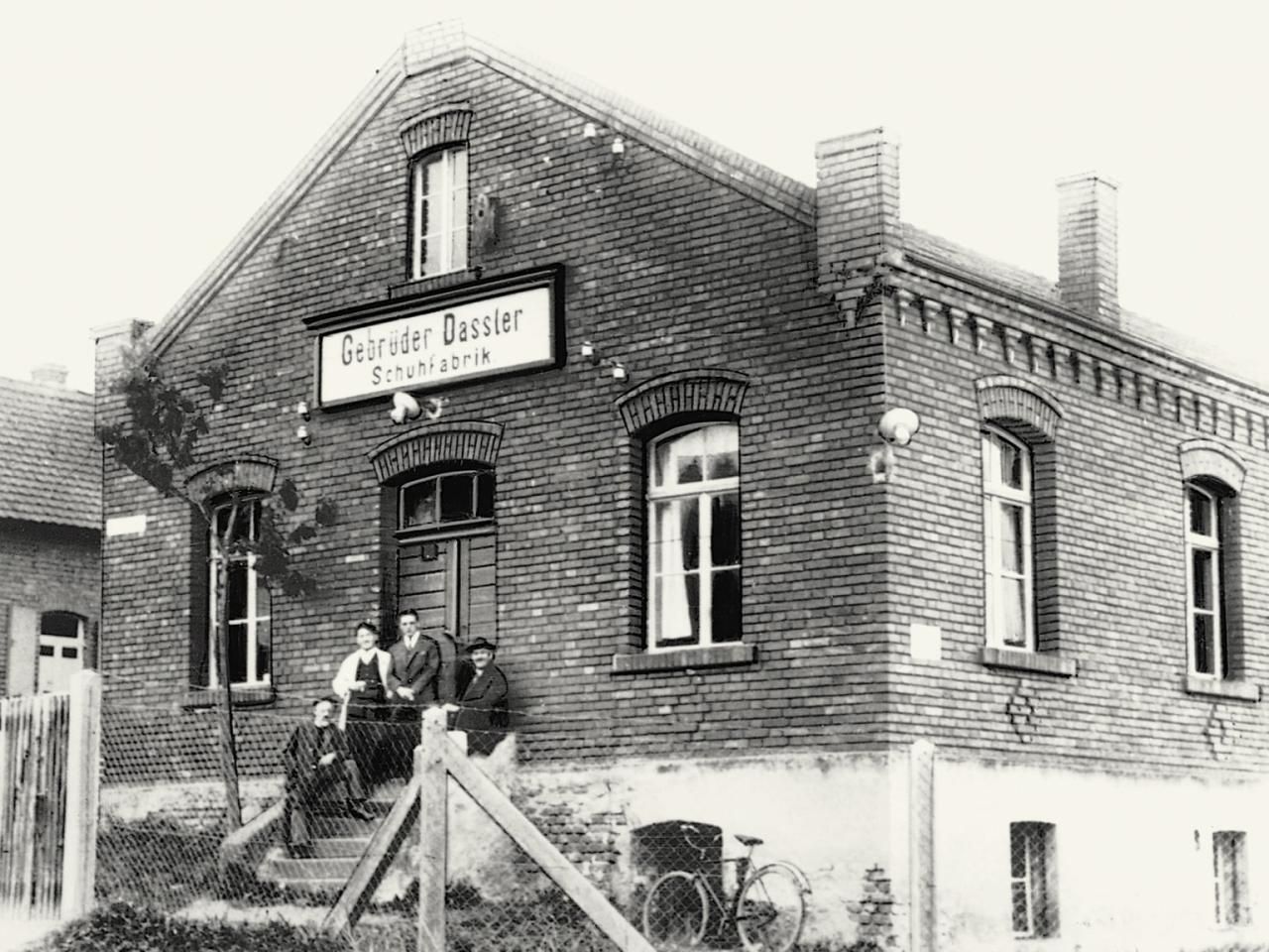 1924 gründen die Brüder Adolf und Rudolf Dassler die "Gebrüder Dassler Schuhfabrik" in ihrer Heimatstadt Herzogenaurach.