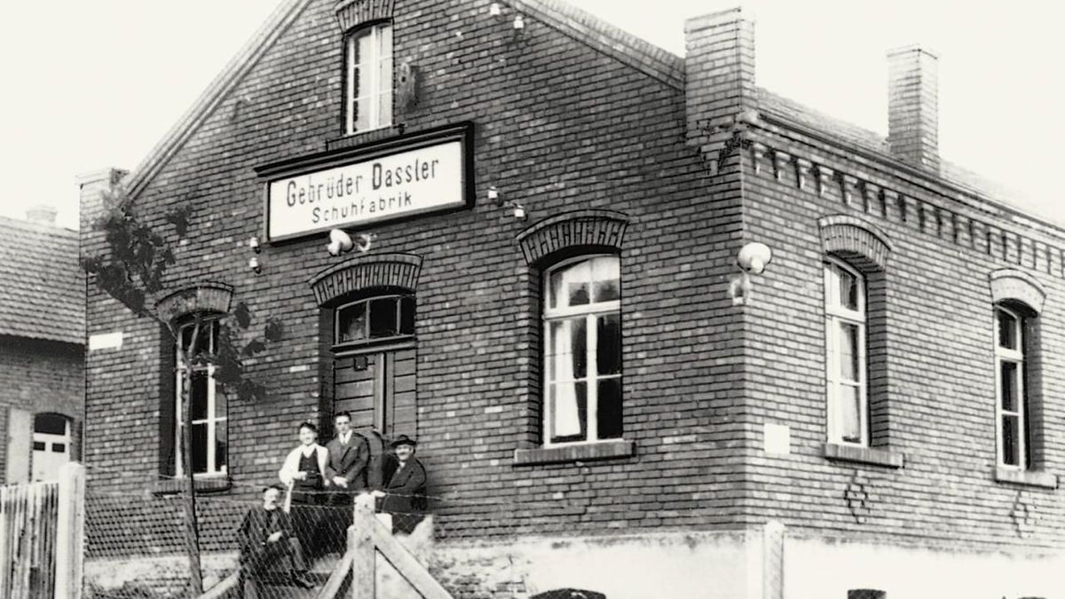 1924 gründen die Brüder Adolf und Rudolf Dassler die "Gebrüder Dassler Schuhfabrik" in Herzogenaurach.