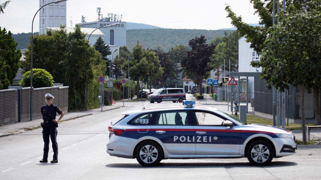 Die Polizei ermittelt weiterhin gegen die Tatverdächtigen wegen eines geplanten Terroranschlags.